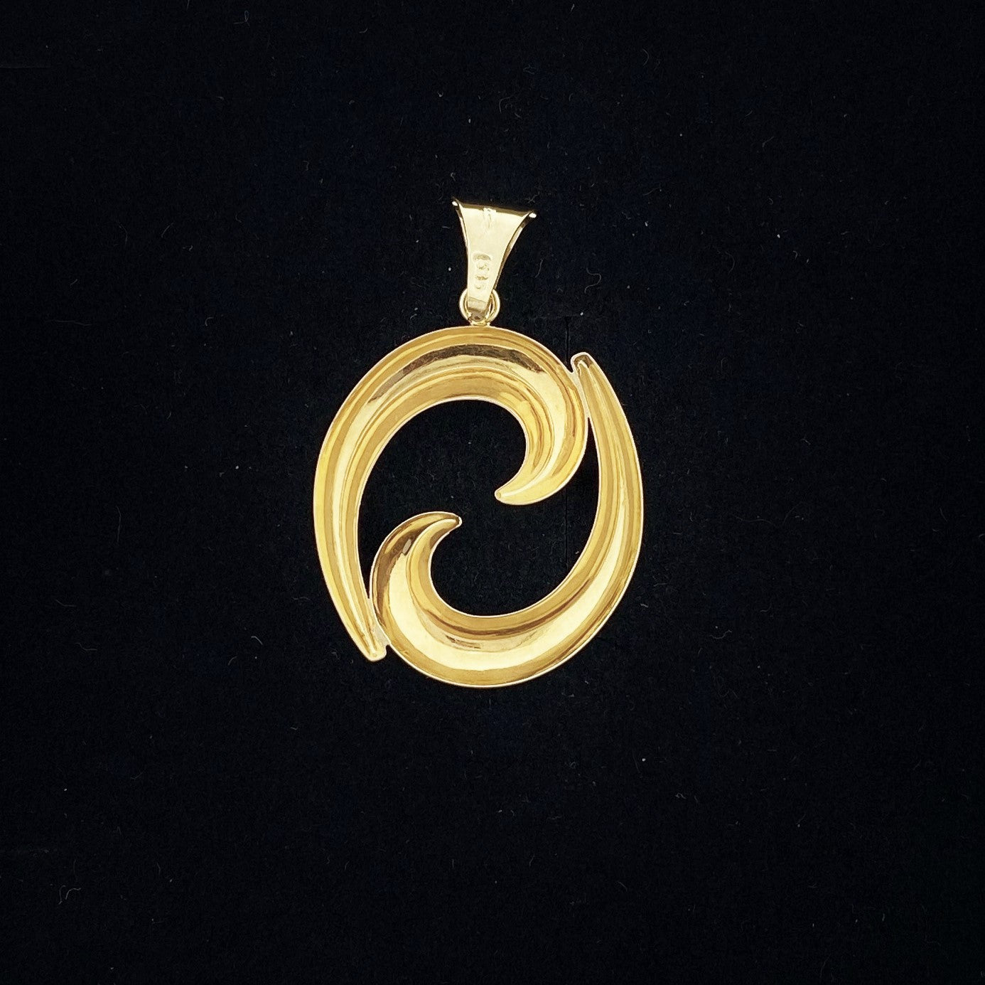 Vintage pendant in yellow gold