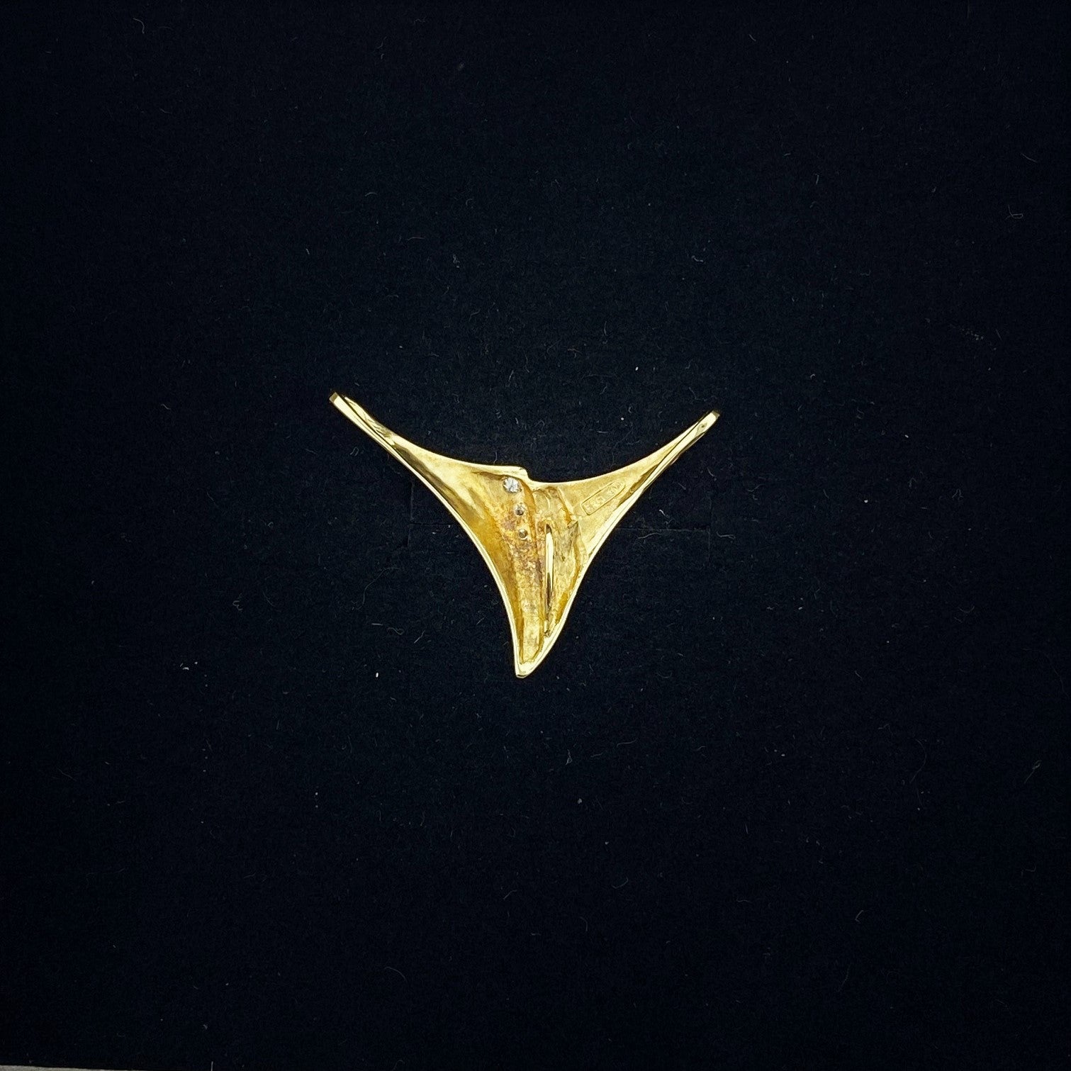 Vintage pendant in yellow gold with an organic design