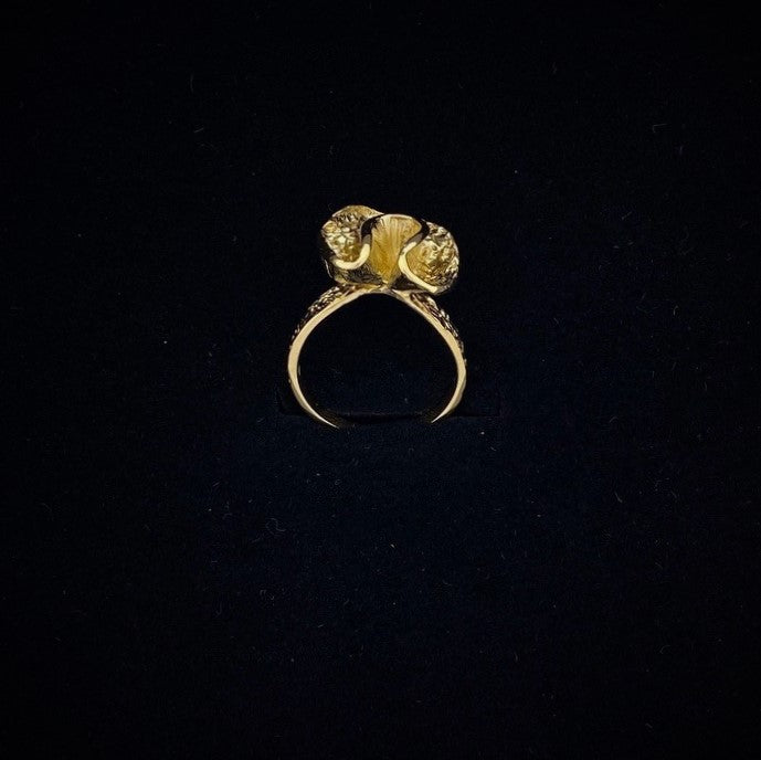 Vintage ring i gult gull med ruglete overflate og pynt