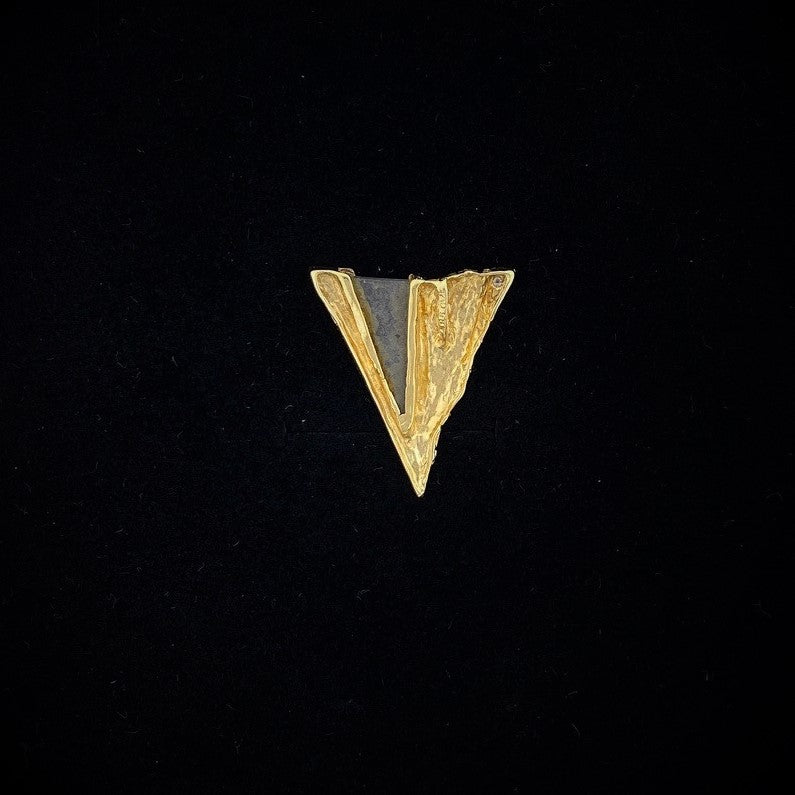 Vintage trekantet anheng i gult gulll m/diamant og sort sten