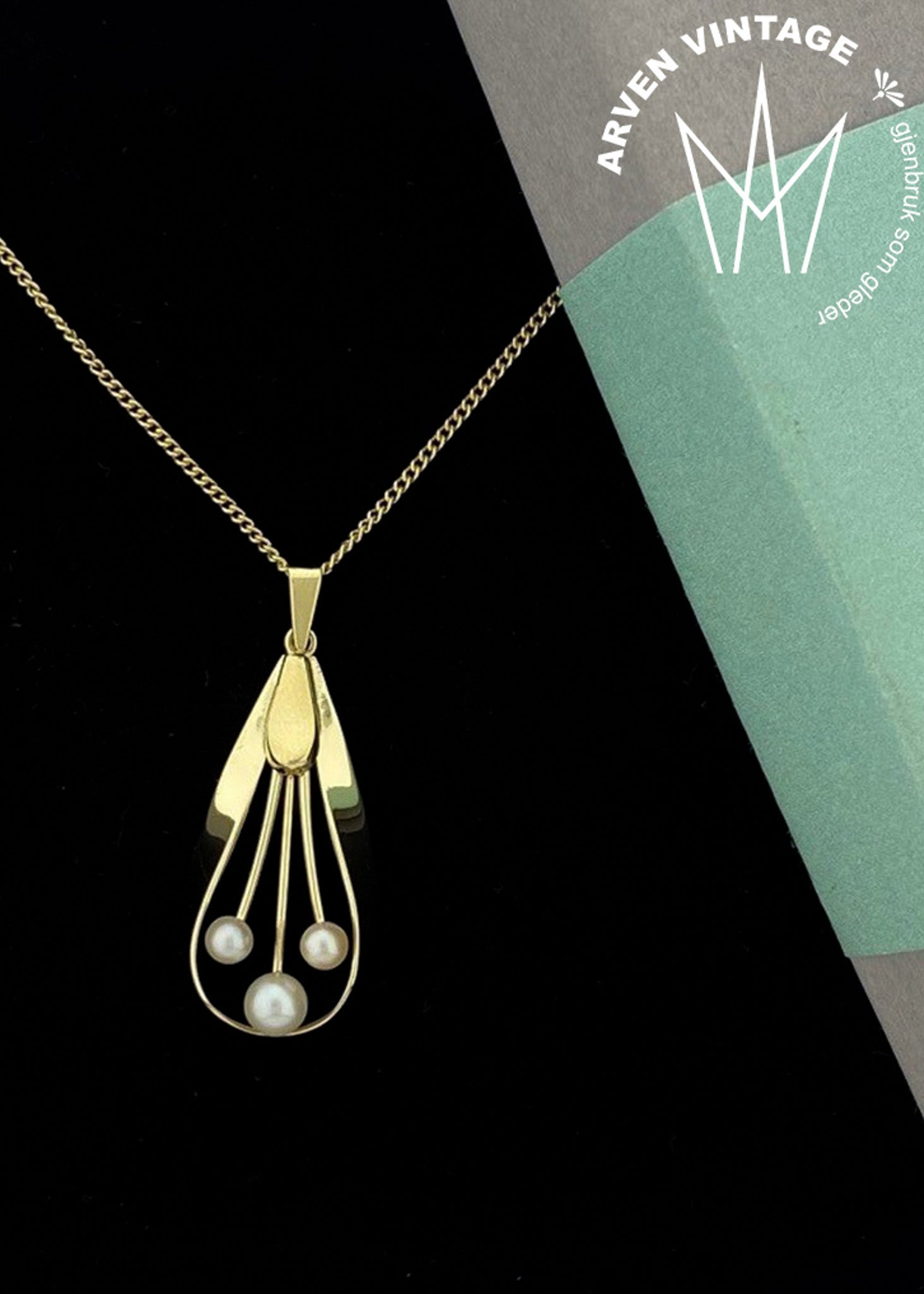 Vintage jewelery with pearl pendant in yellow gold