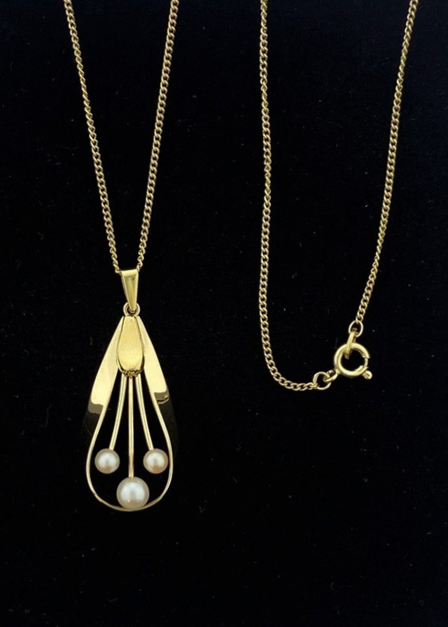 Vintage jewelery with pearl pendant in yellow gold