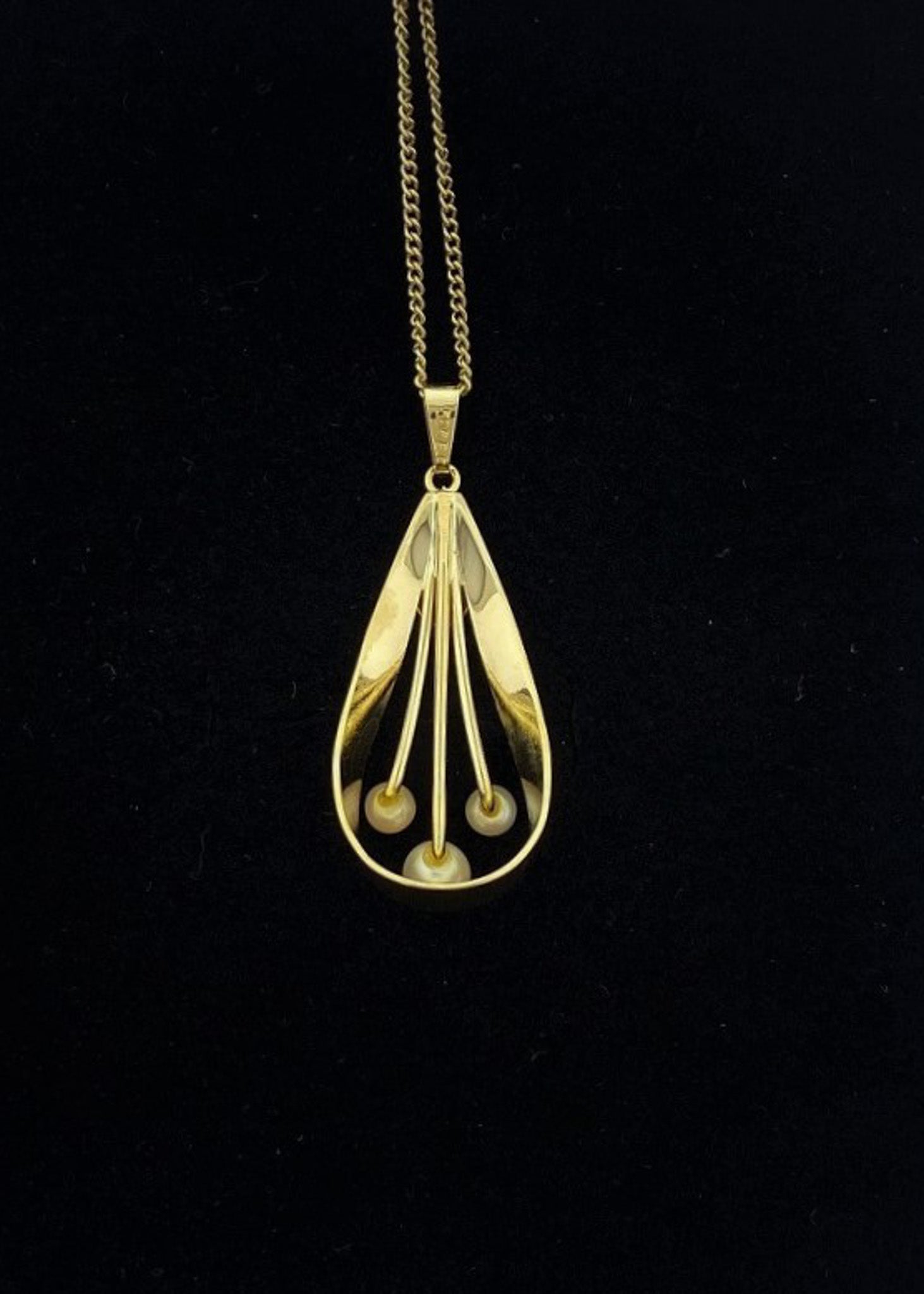 Vintage jewelery with pearl pendant in yellow gold