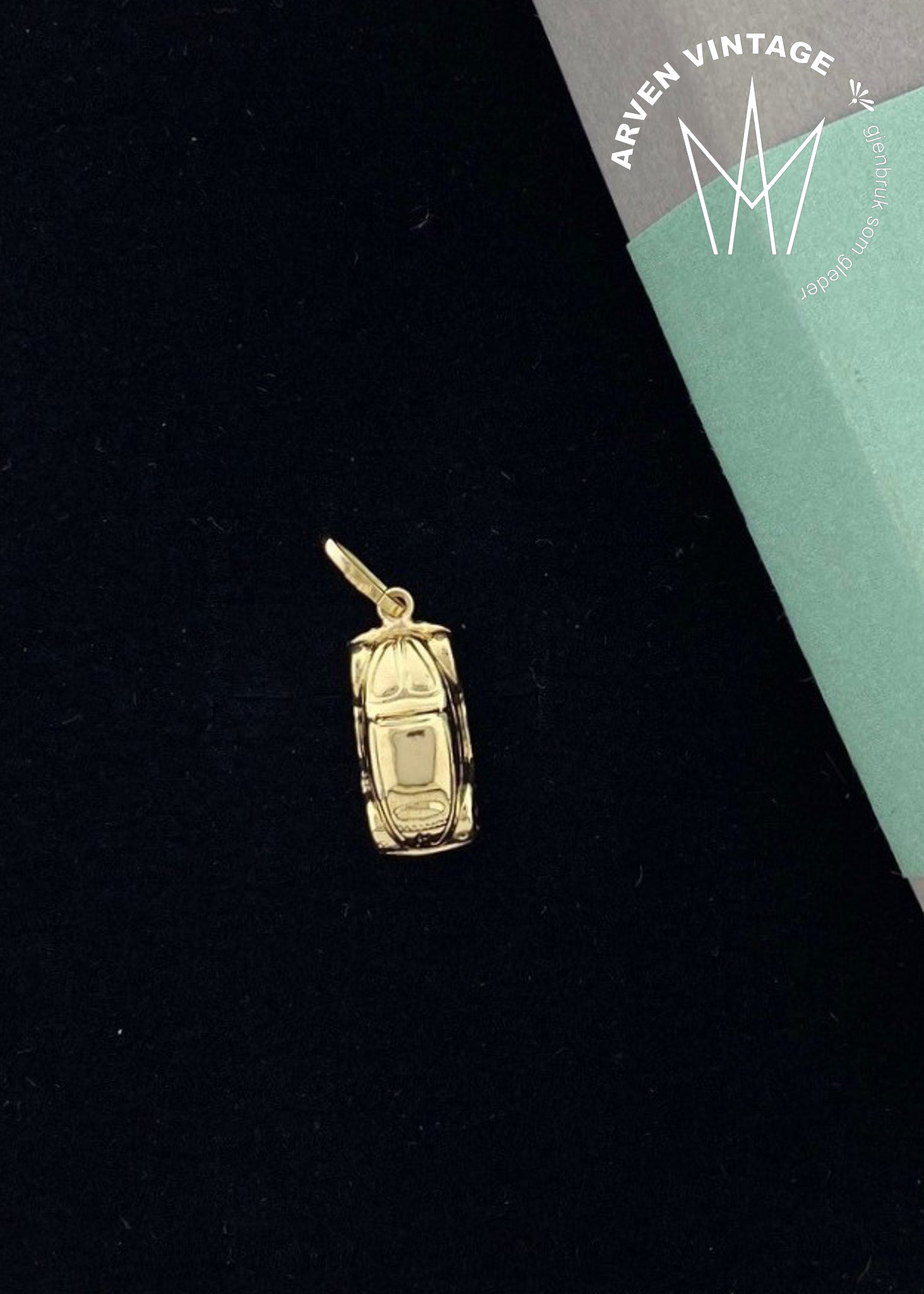 Vintage bil charm i gult gull
