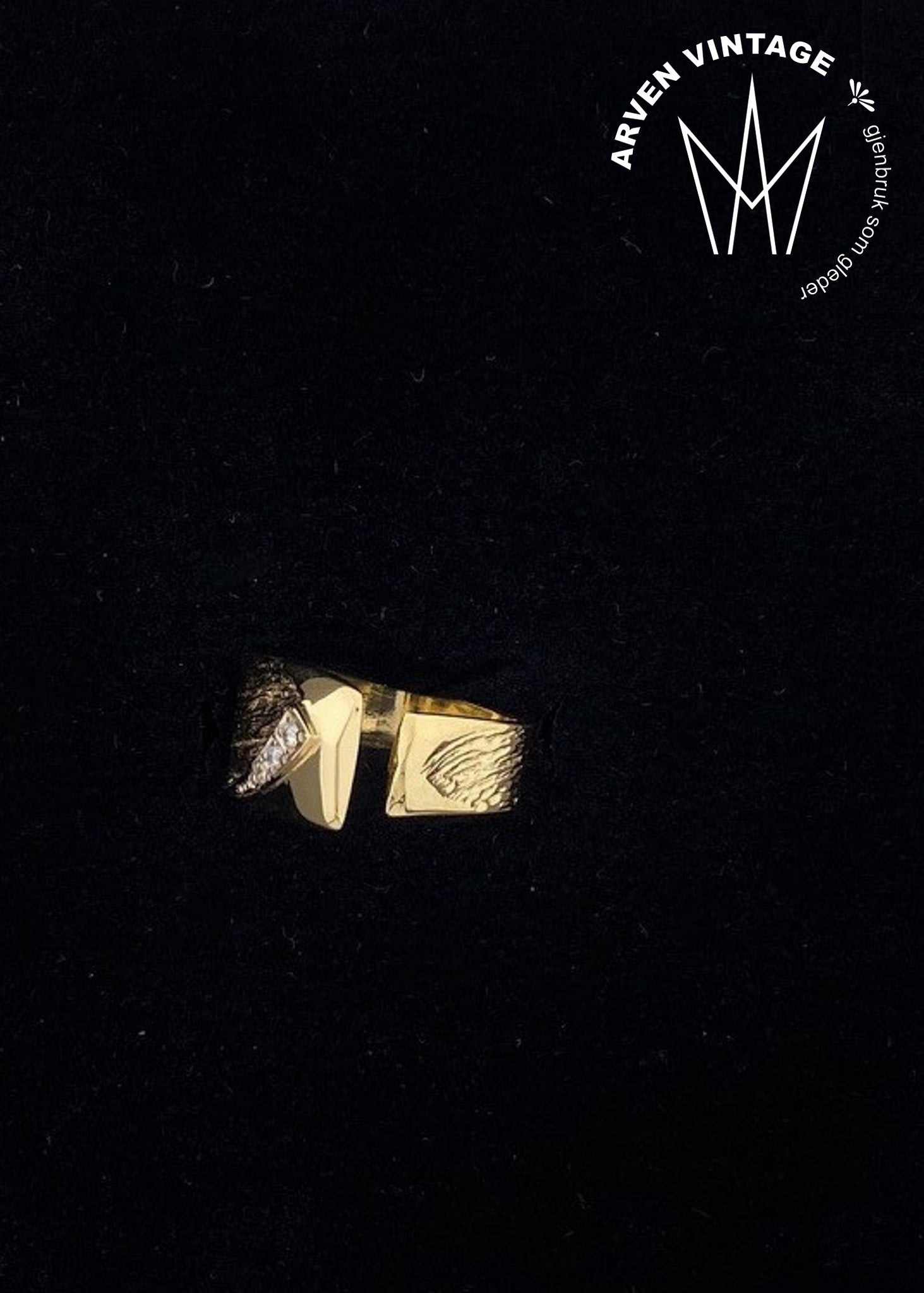 Vintage gold ring with diamonds