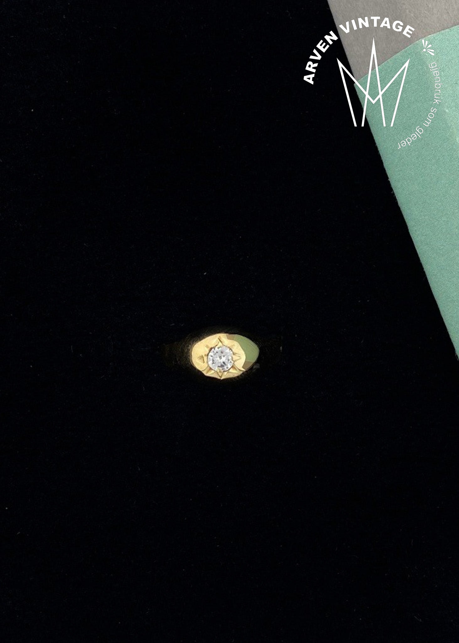 Vintage ring i gull med blank sten