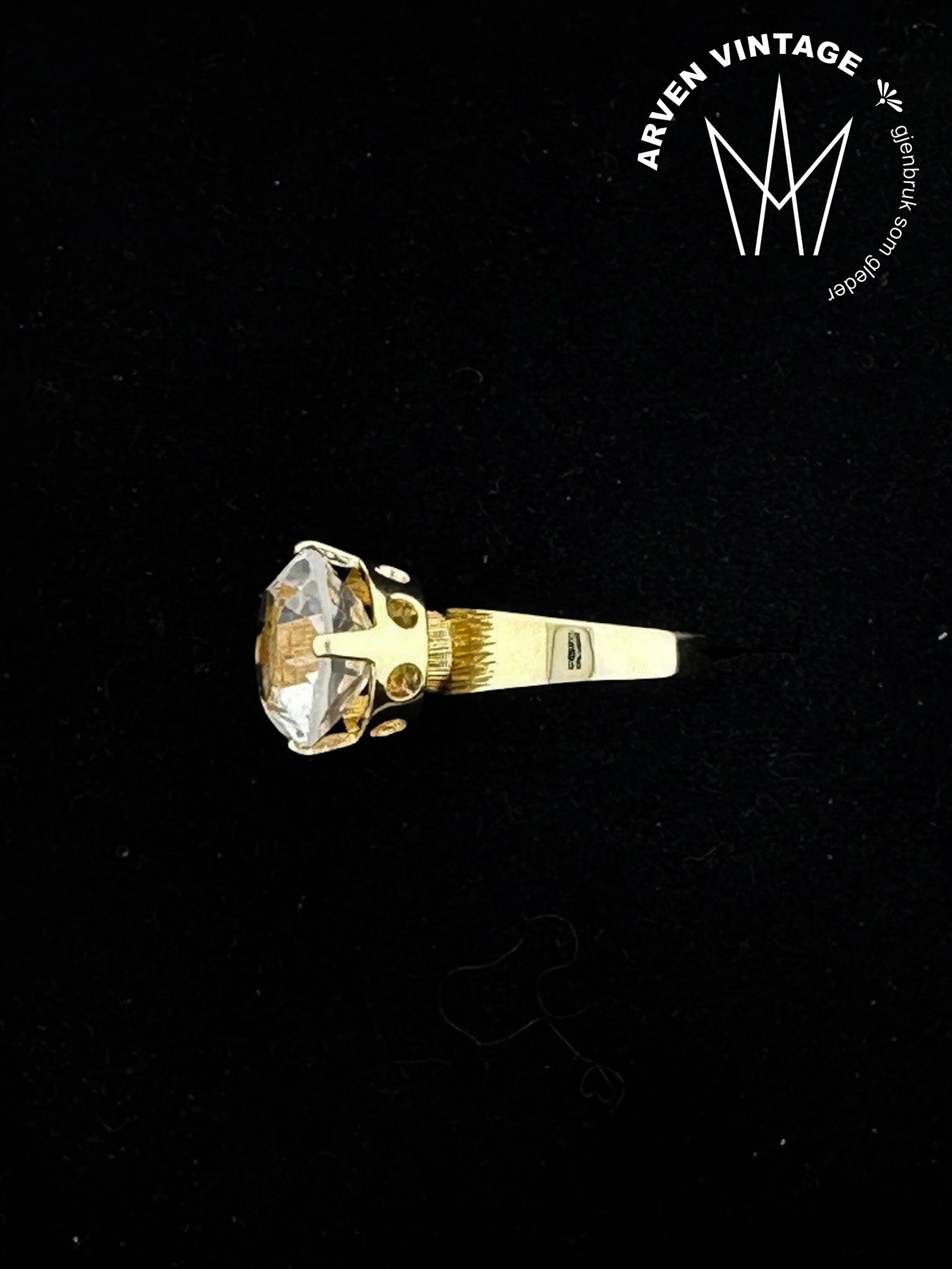 Vintage ring gult gull med blank sten str. 56