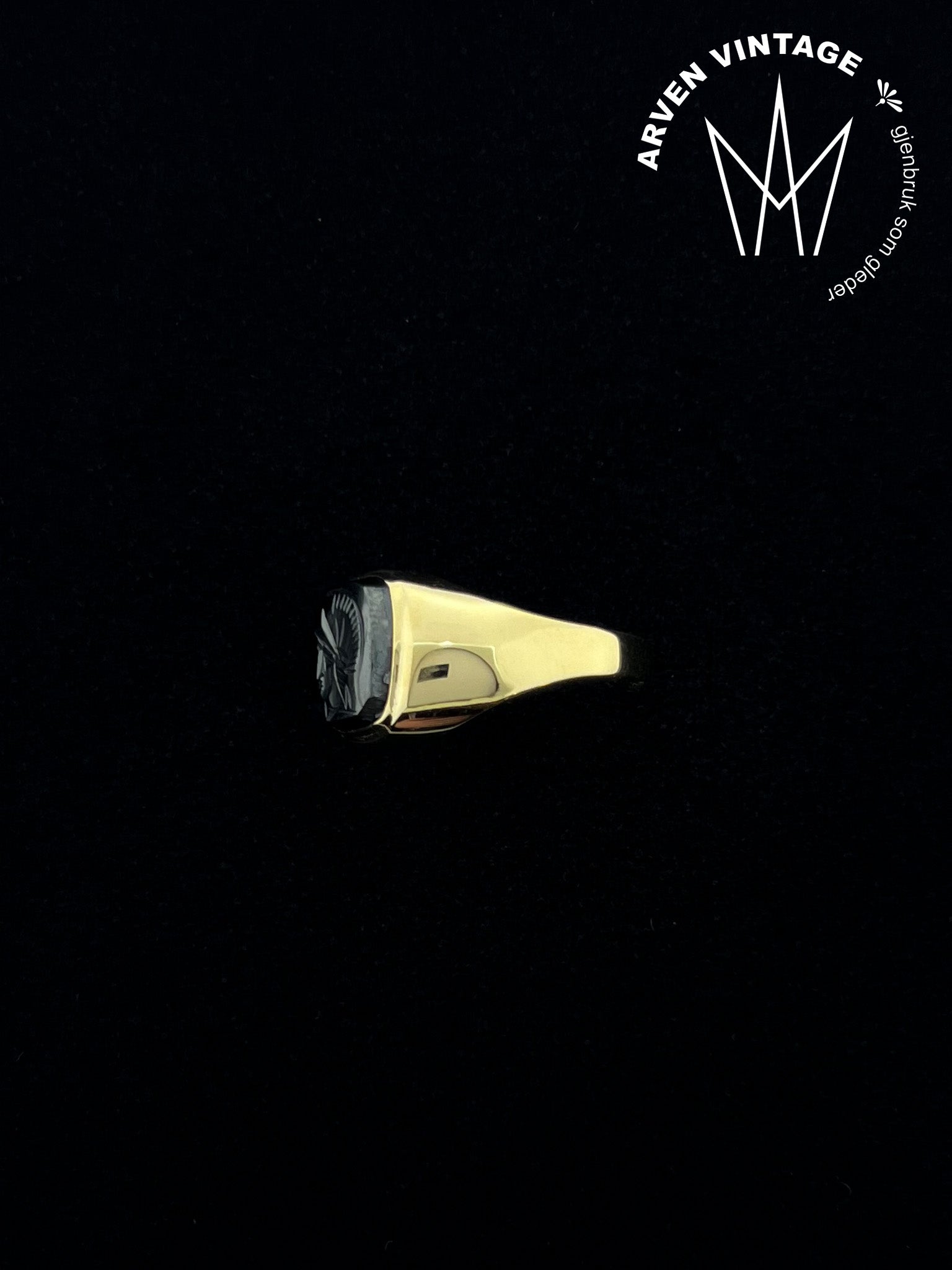 Vintage ring med svart sten gult gull str 62