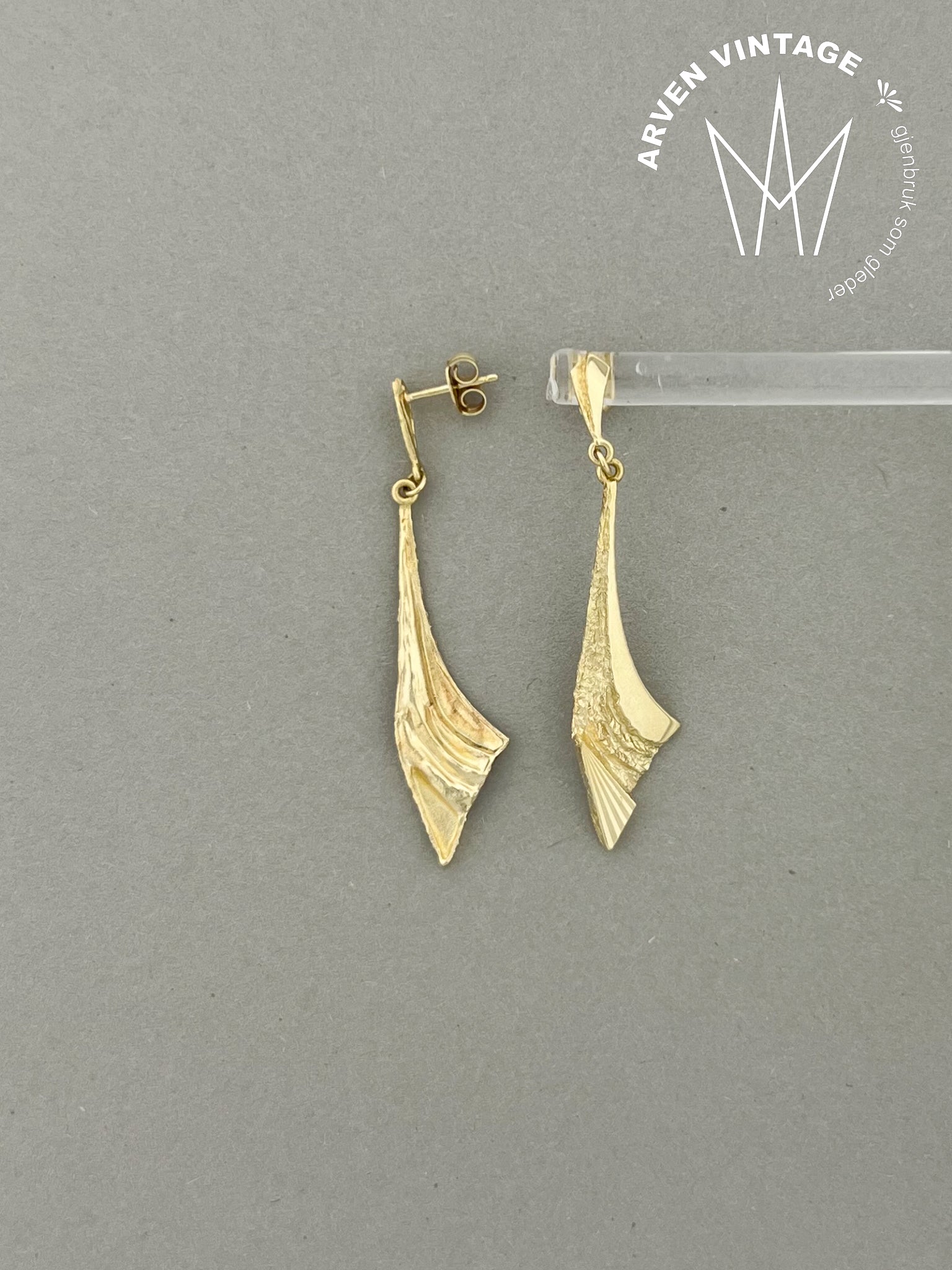 Vintage earrings with pendant yellow gold