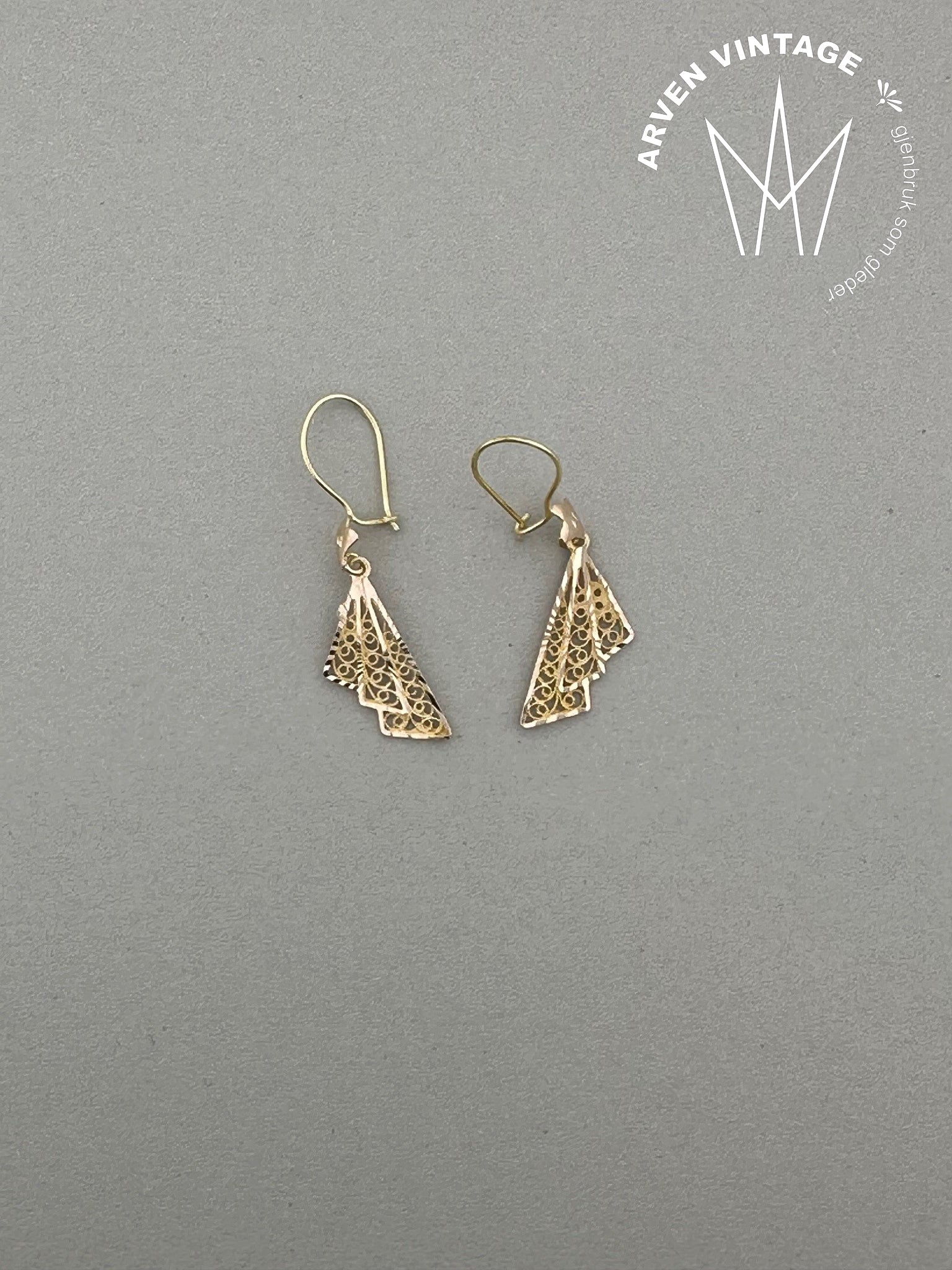 Vintage earrings yellow gold with pendant