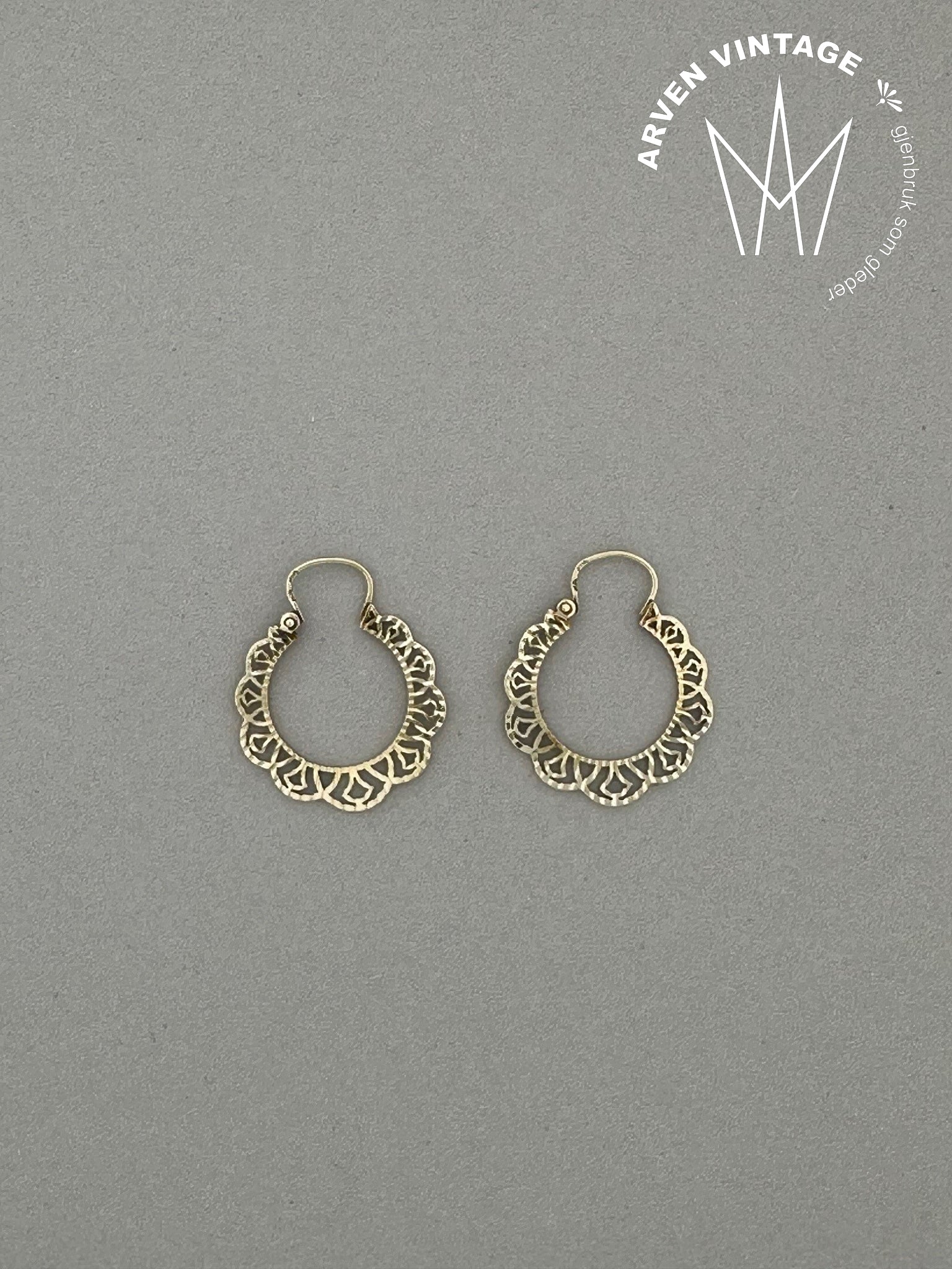 Vintage earrings in yellow gold