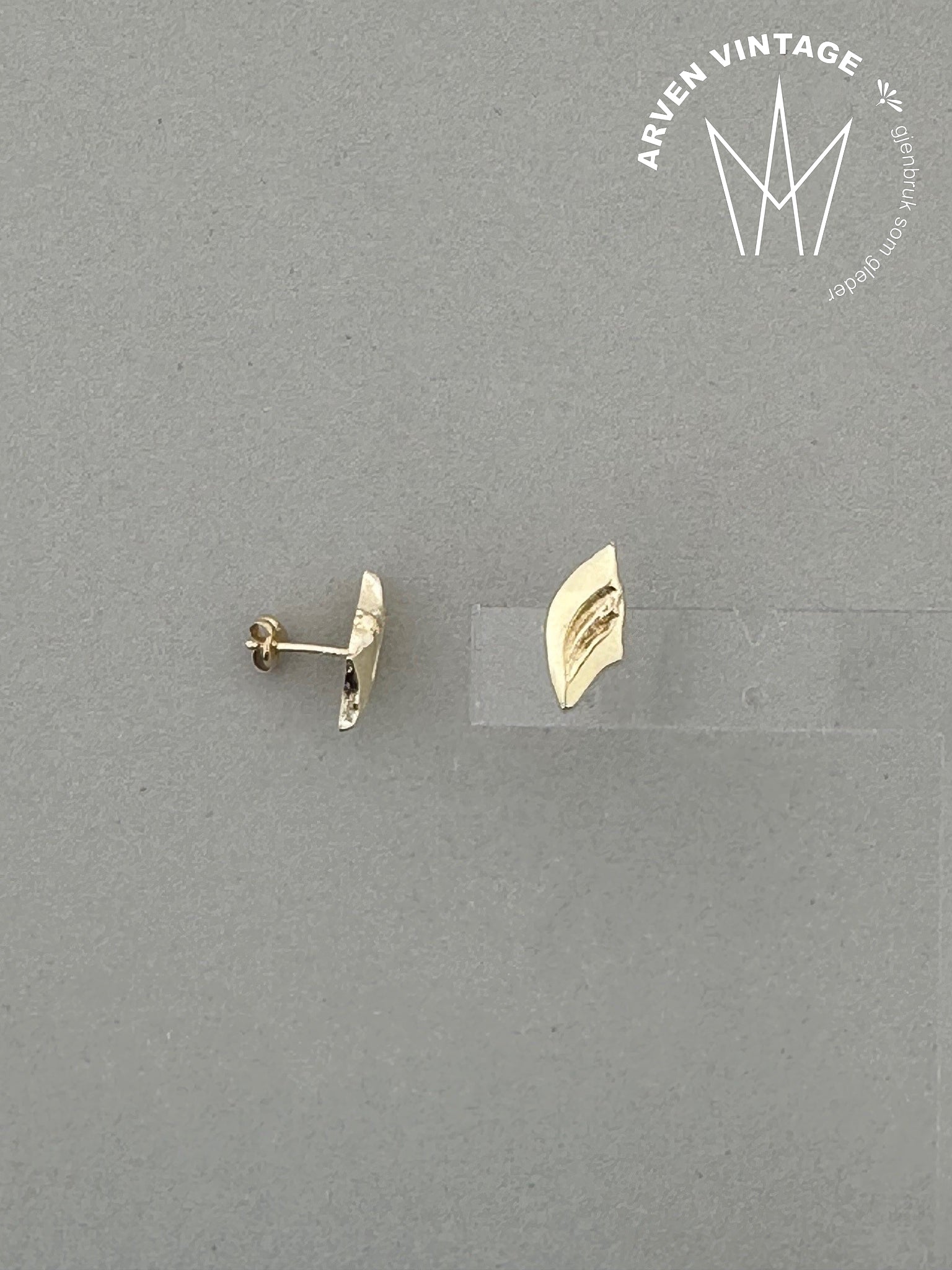 Vintage earrings in yellow gold