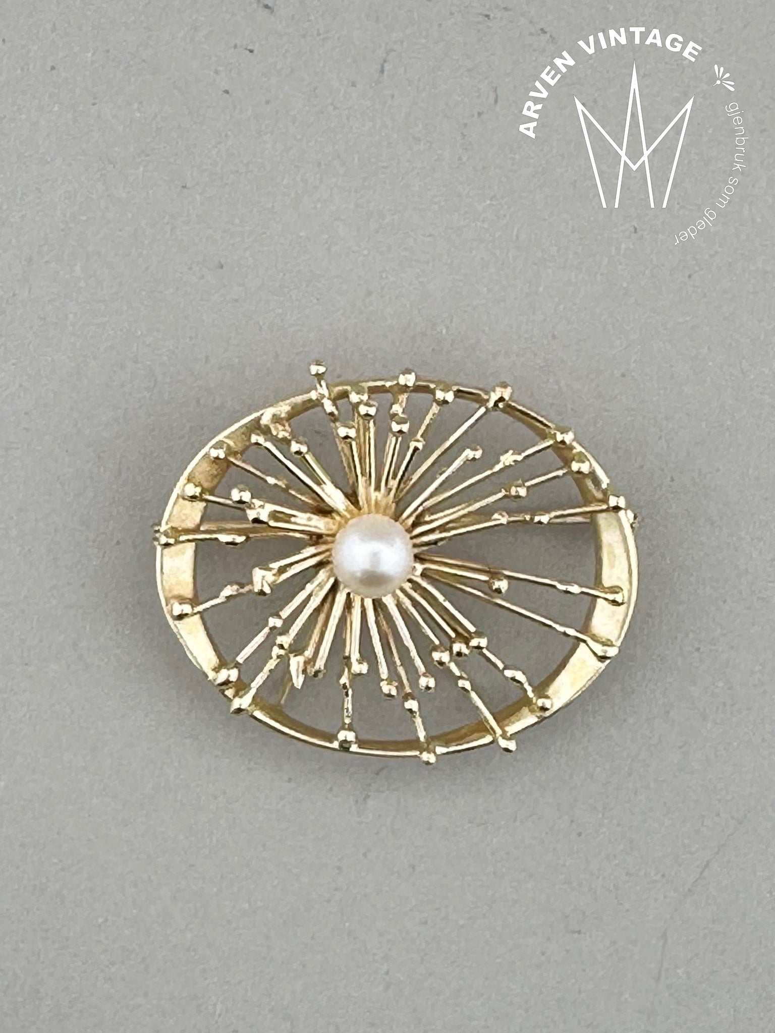 Vintage pearl brooch yellow gold