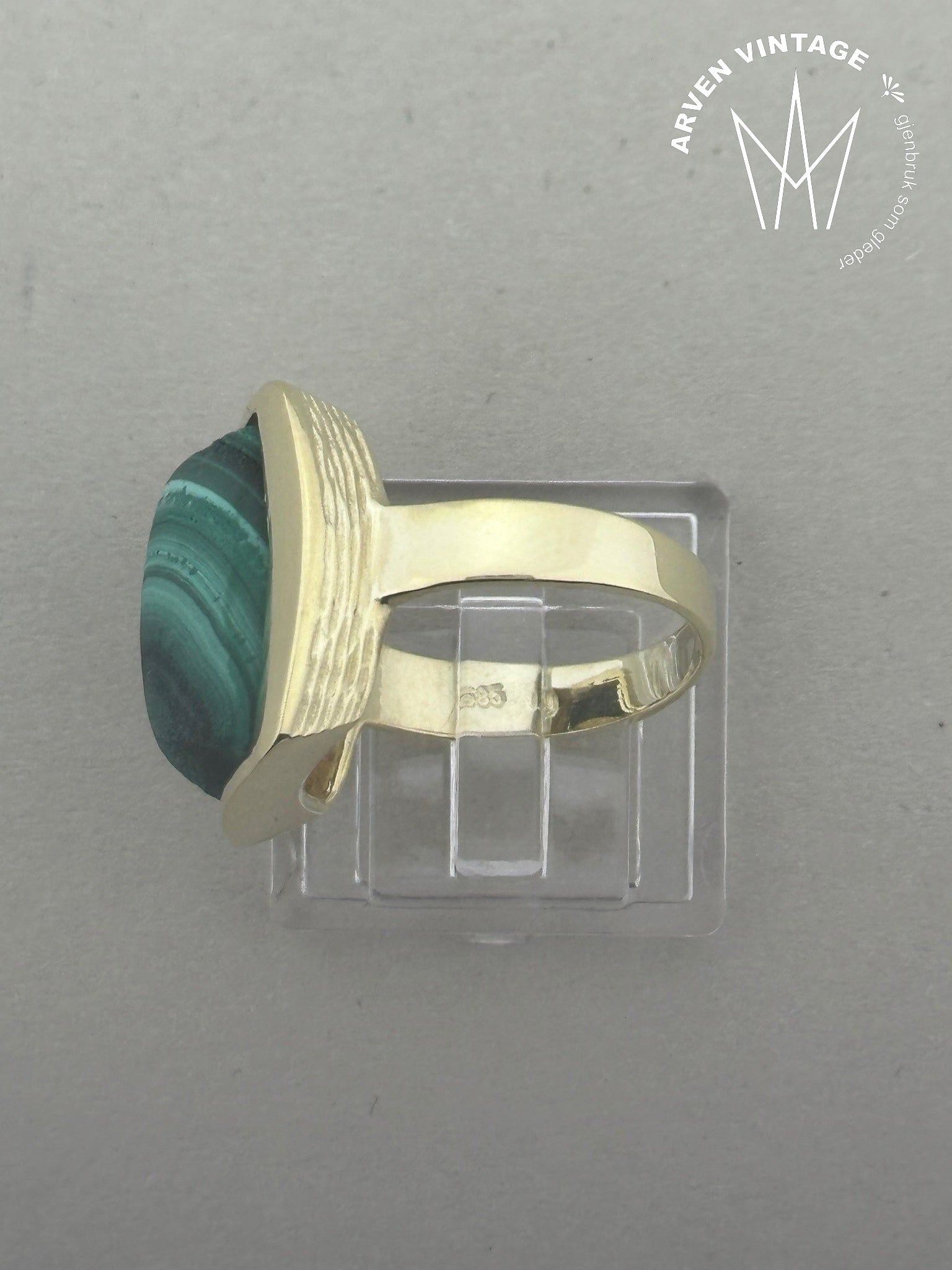 Vintage ring gult gull med grønn sten str 54