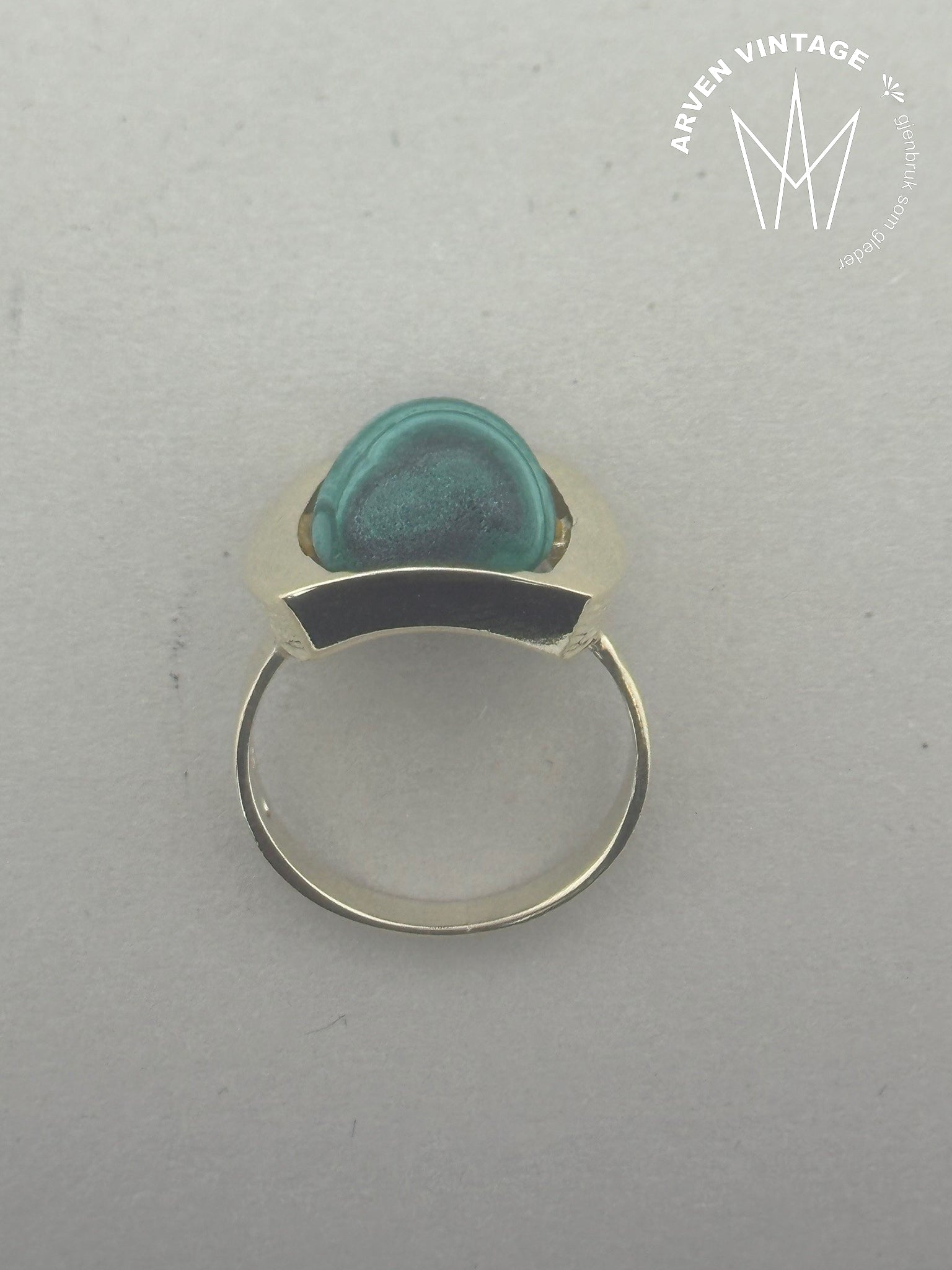 Vintage ring gult gull med grønn sten str 54