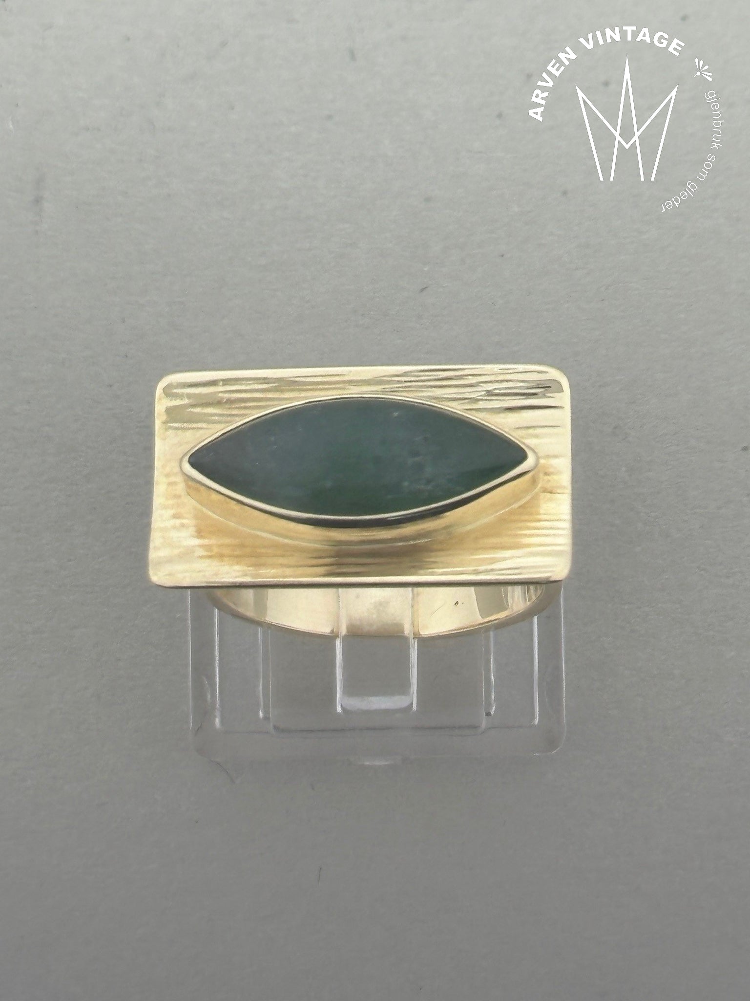 Vintage ring gult gull med grønn sten str 54