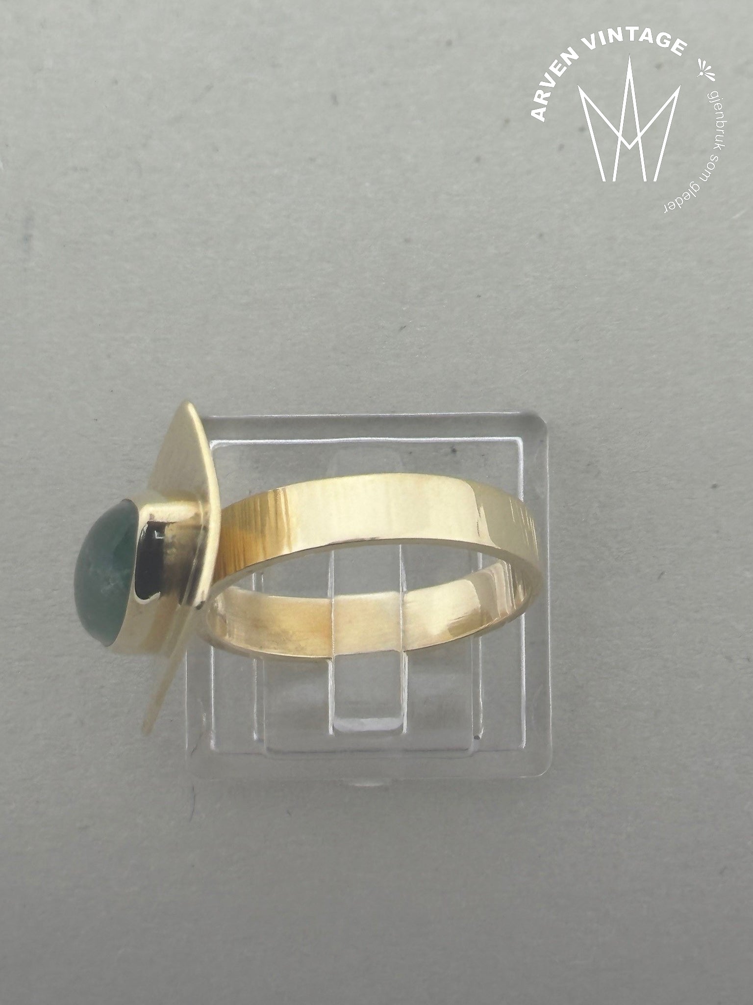 Vintage ring gult gull med grønn sten str 54