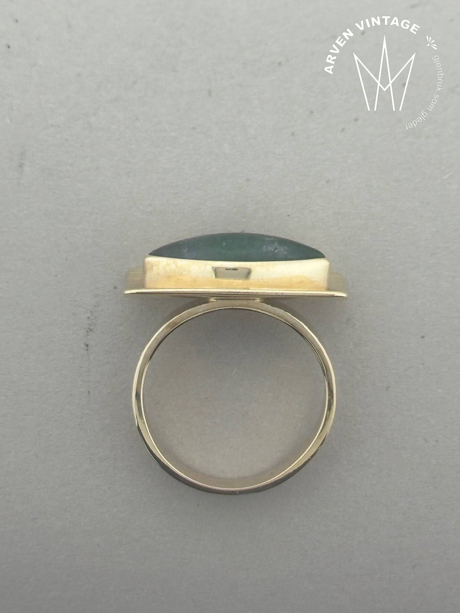 Vintage ring gult gull med grønn sten str 54