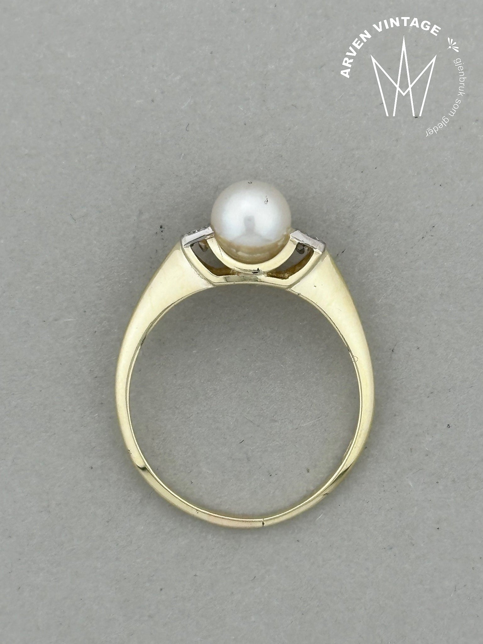 Vintage diamantring med perle gult gull str 59