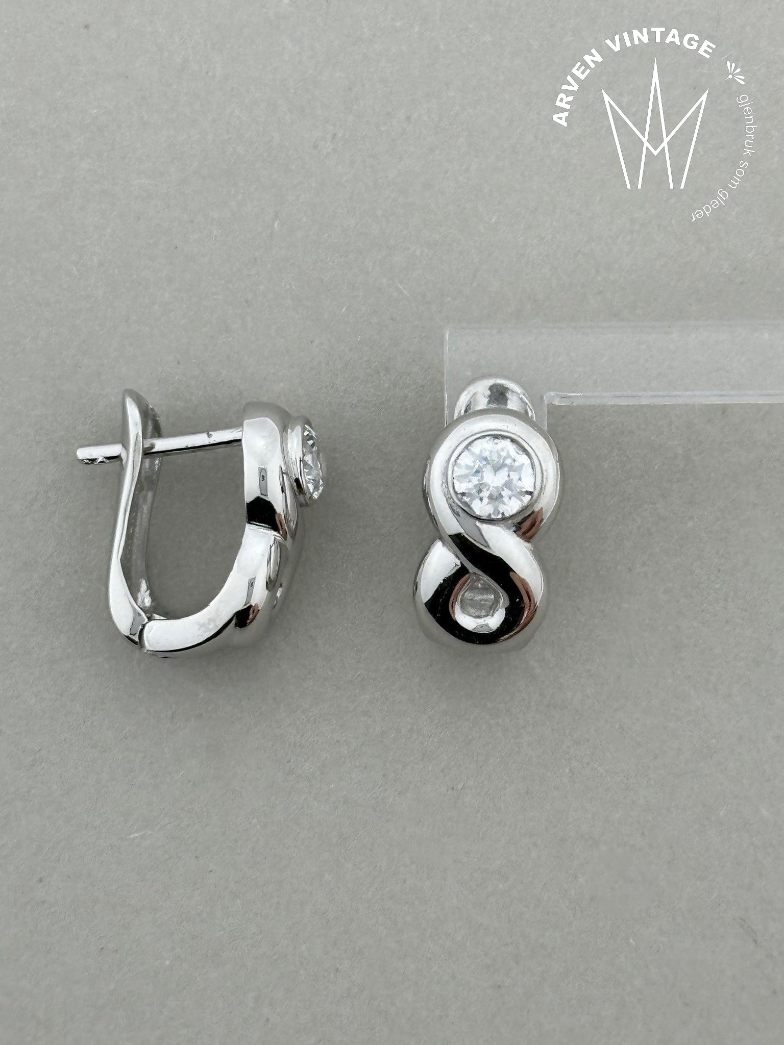 Vintage earrings white gold with shiny stone
