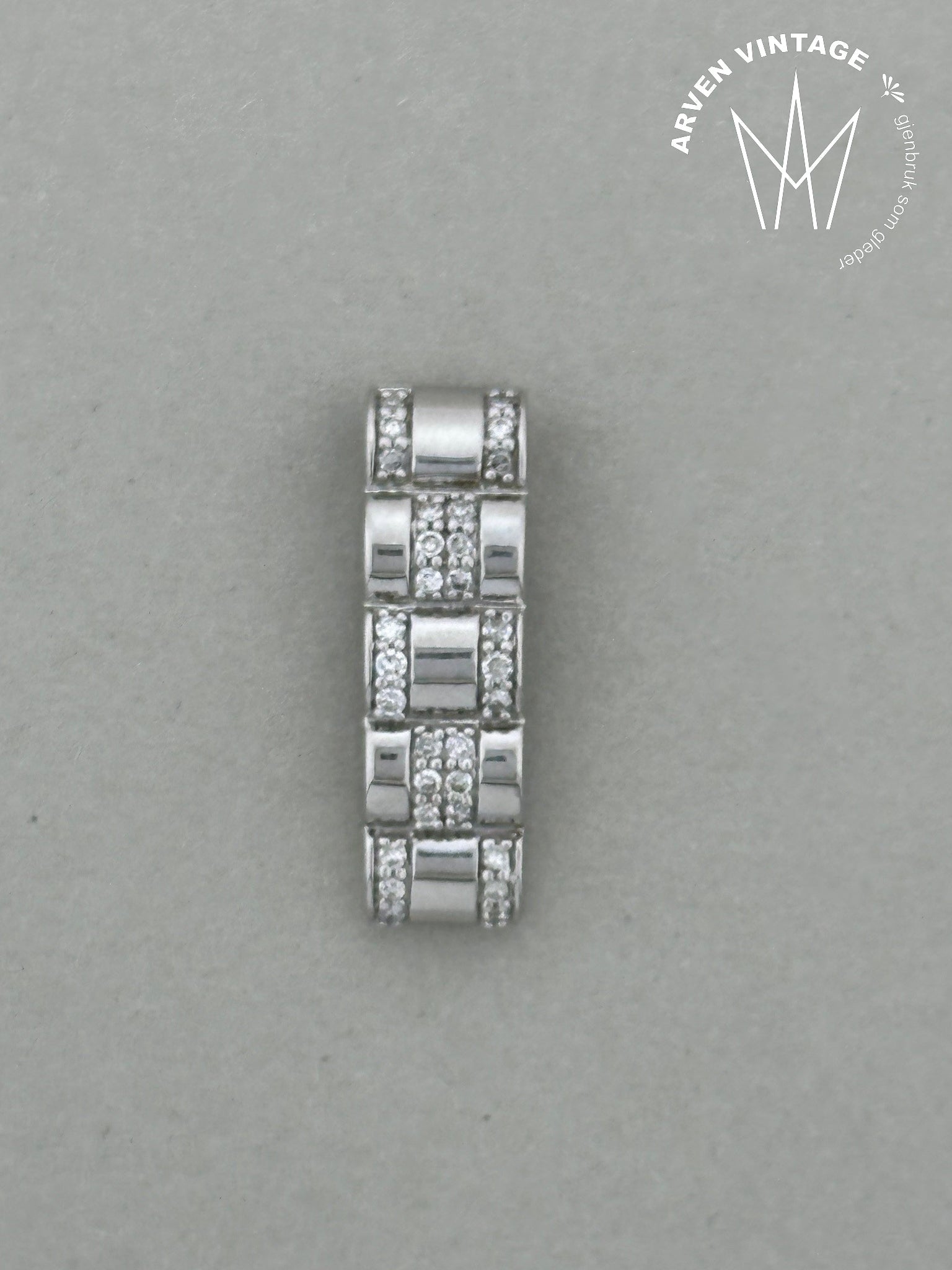Vintage diamond pendant white gold