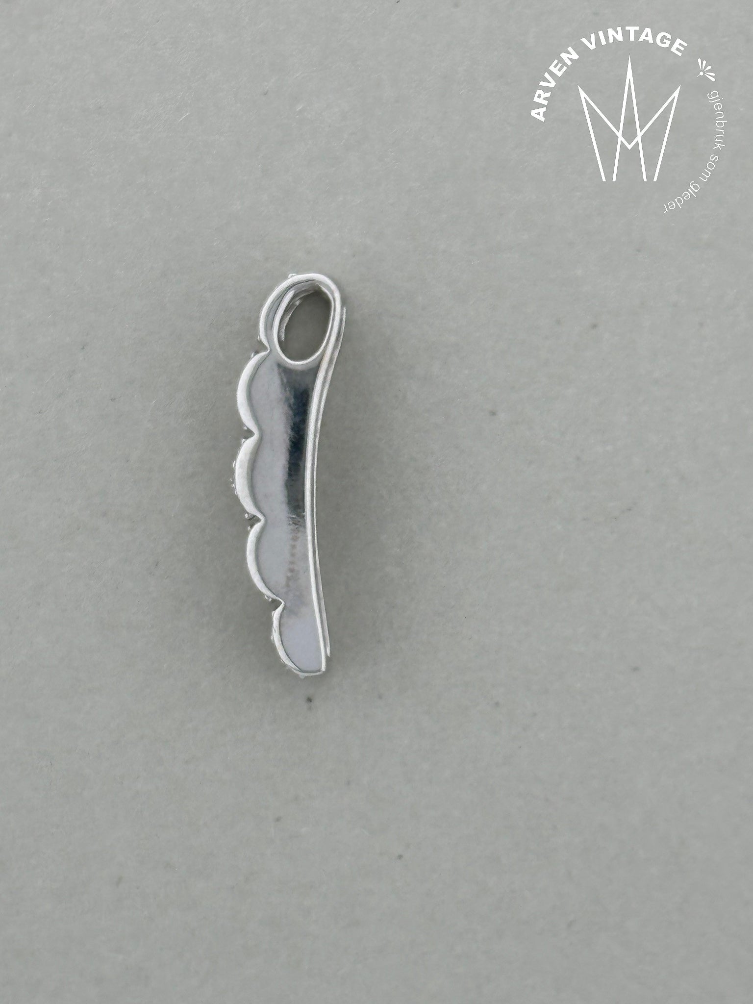 Vintage diamond pendant white gold