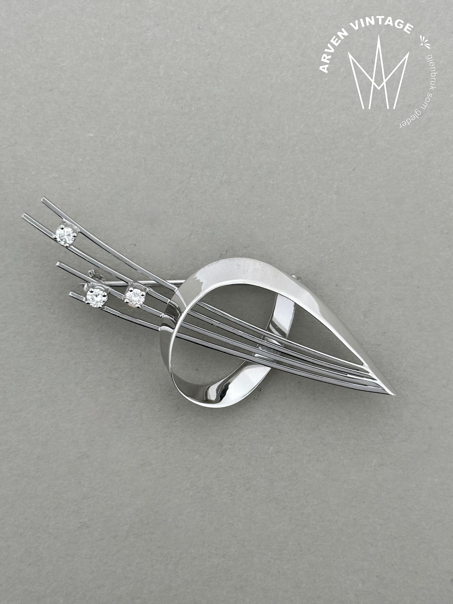 Vintage diamond brooch white gold