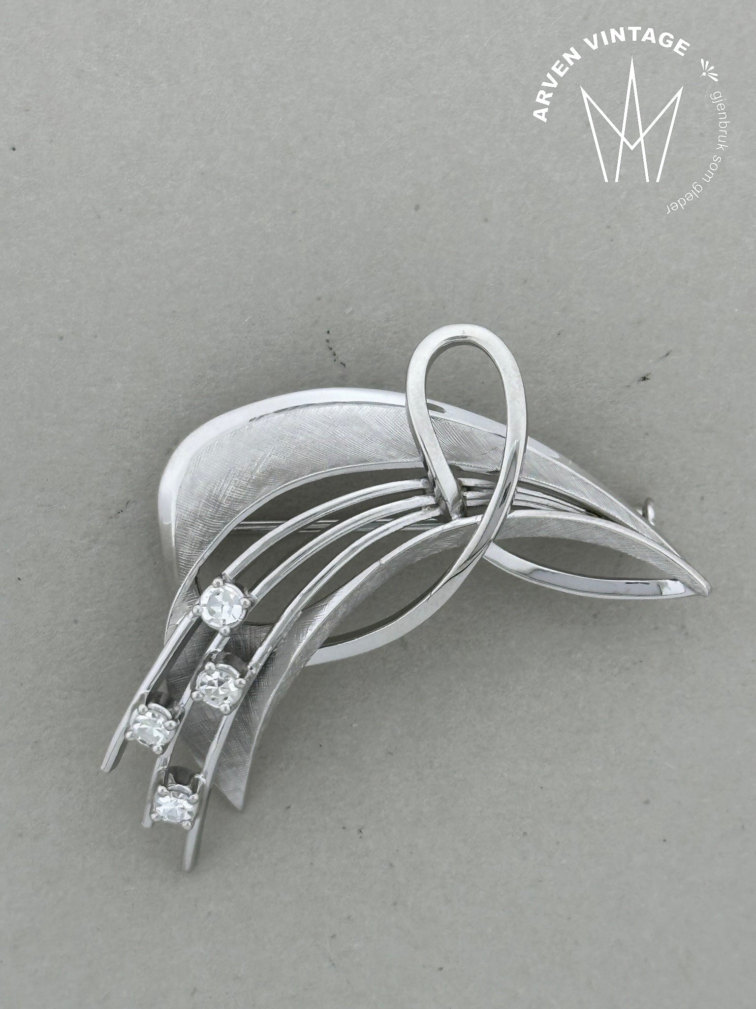 Vintage diamond brooch 18K white gold