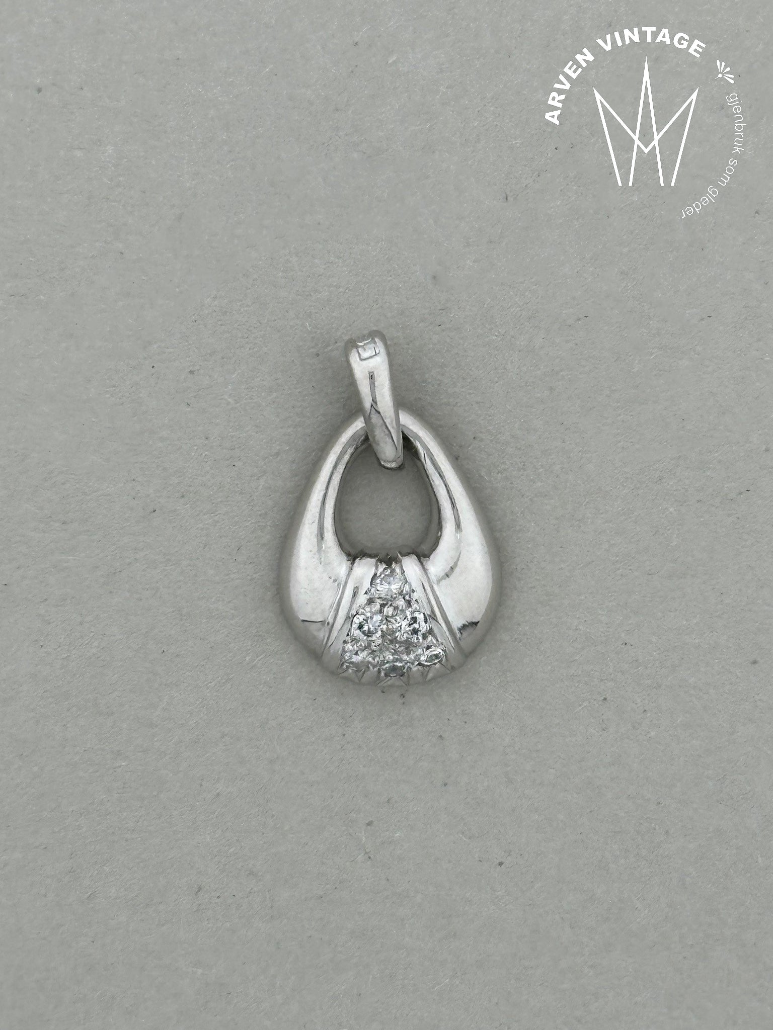 Vintage diamond pendant white gold