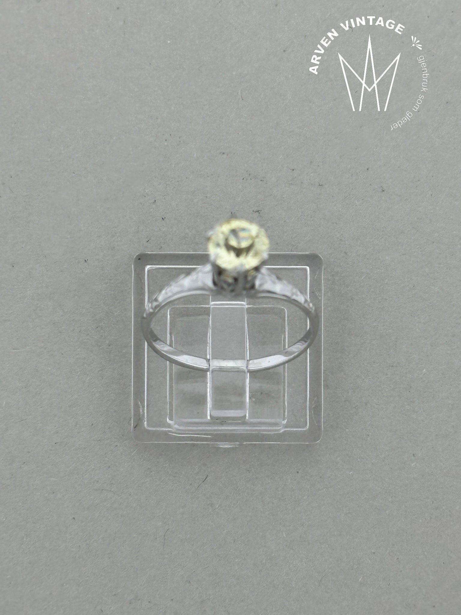 Vintage ring in 18K white gold size 53
