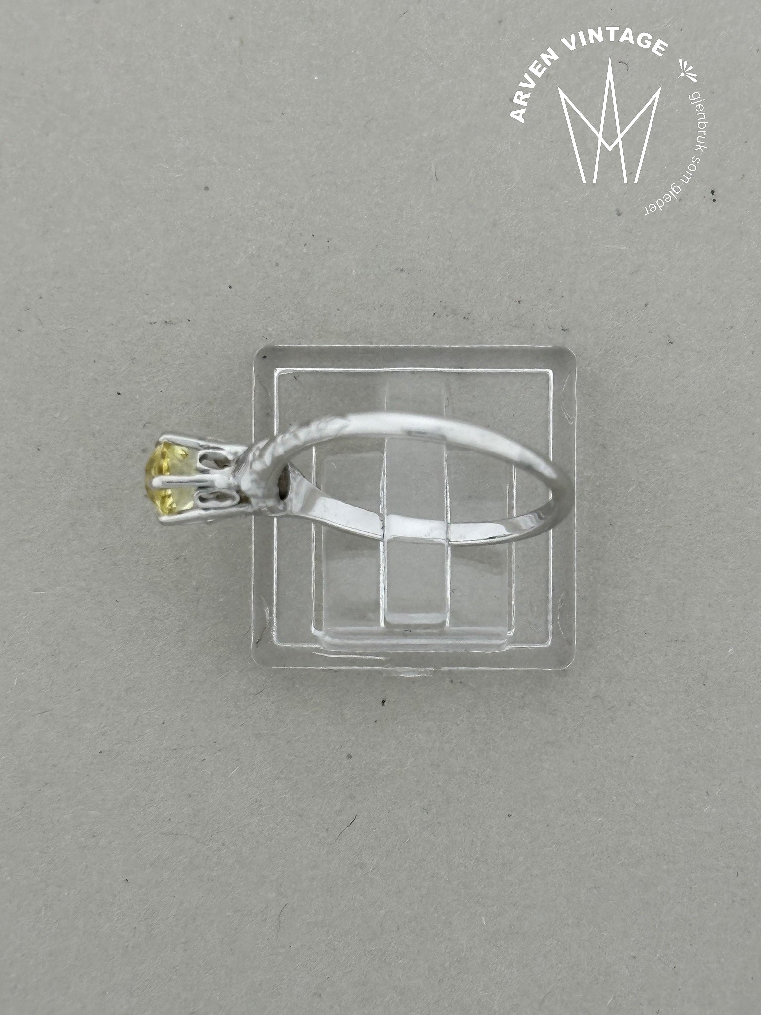 Vintage ring in 18K white gold size 53