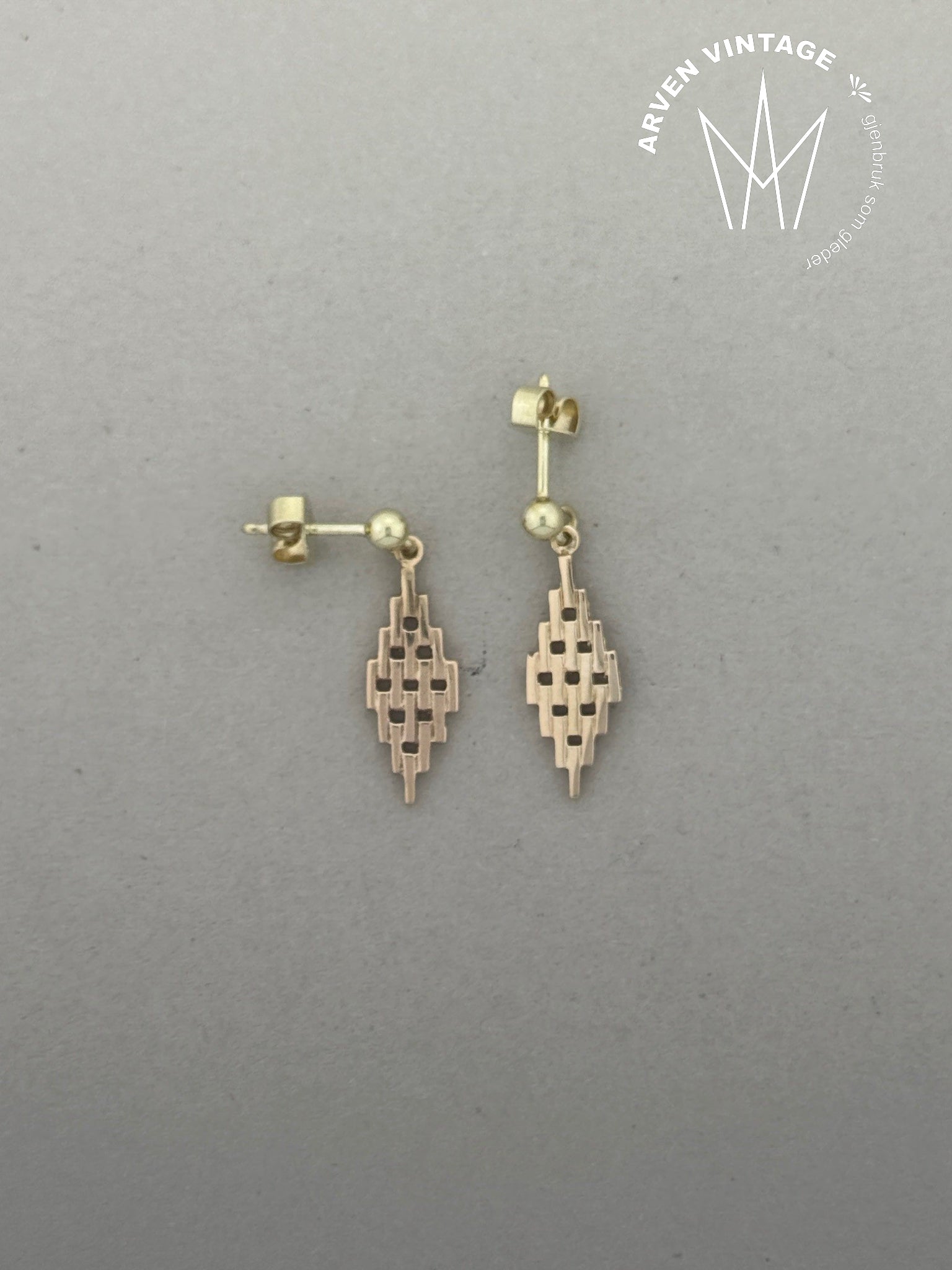 Vintage earrings in yellow gold
