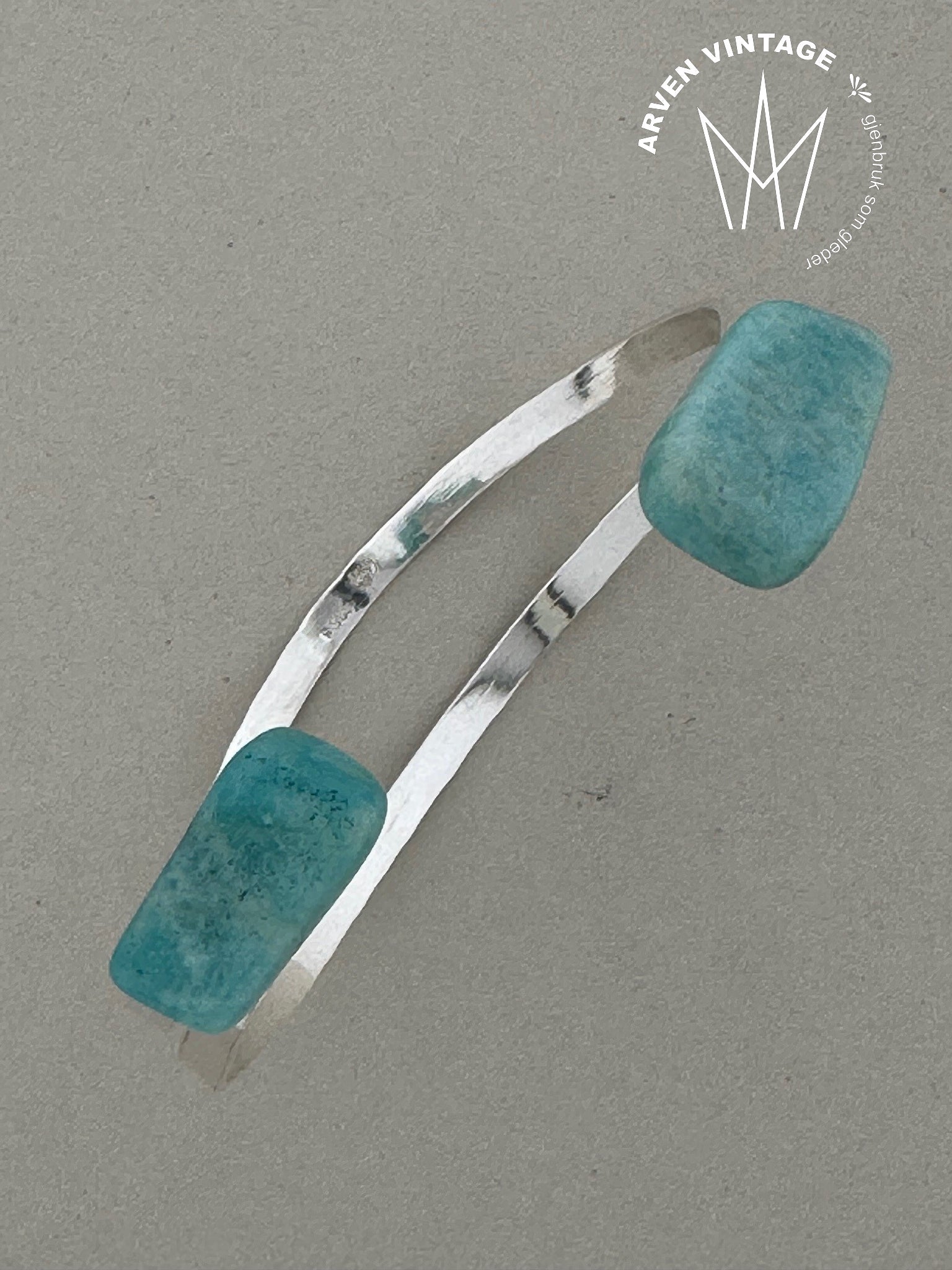 Vintage bangle in silver with stones