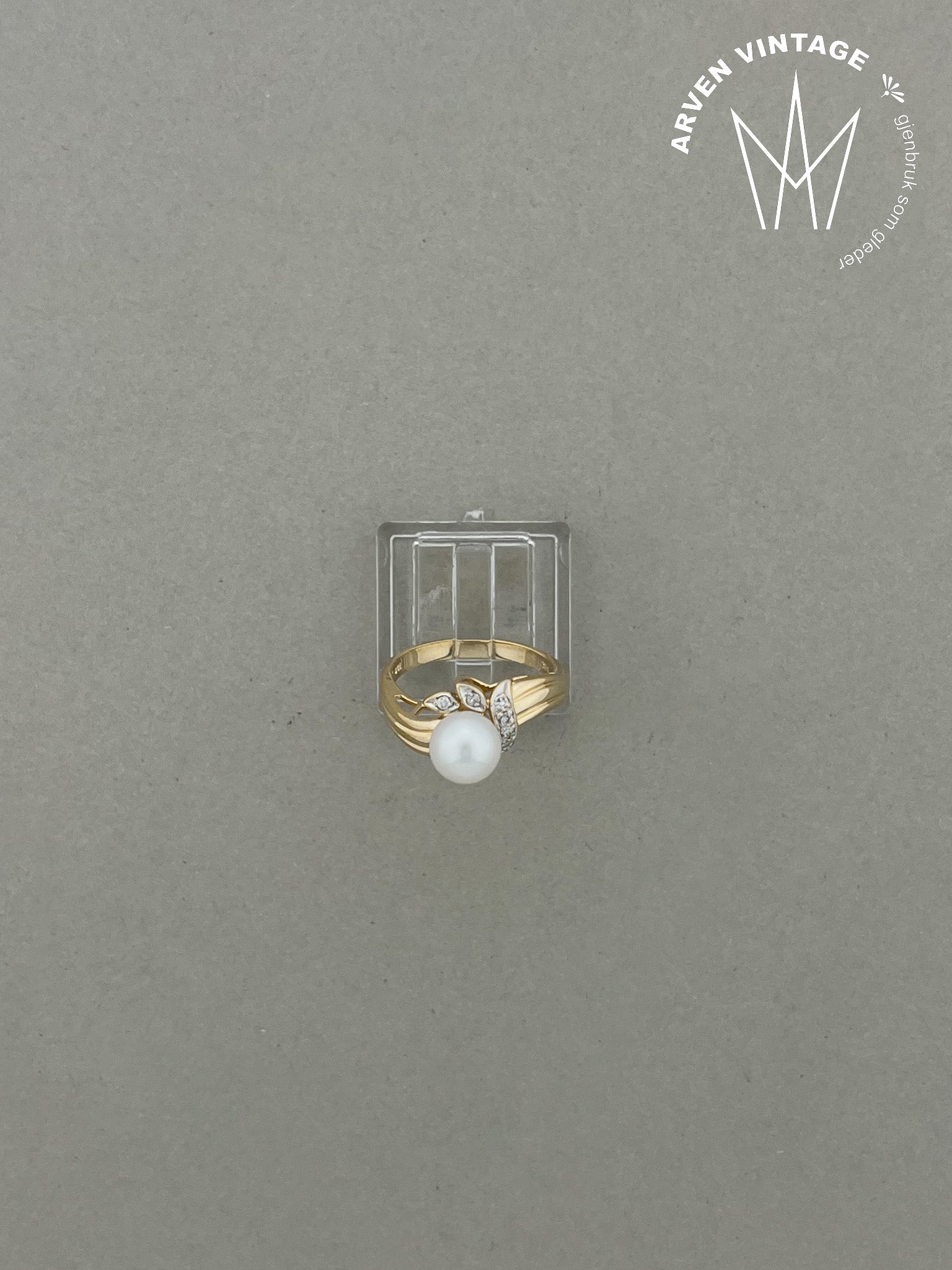 Vintage diamantring i gult gull str 52