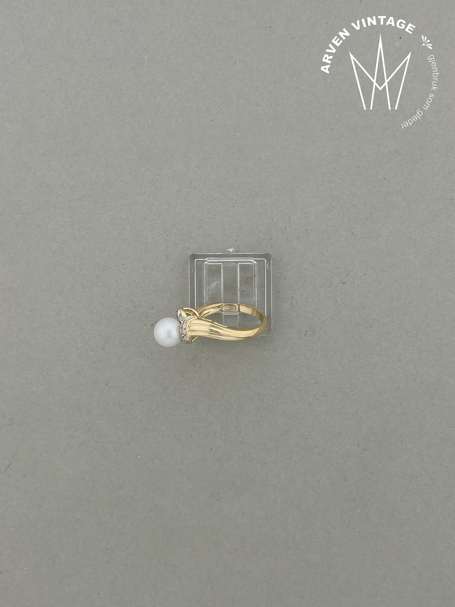 Vintage diamantring i gult gull str 52