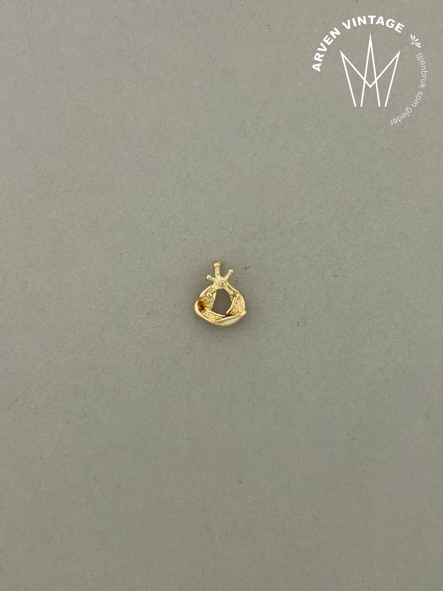 Vintage pendant in yellow gold
