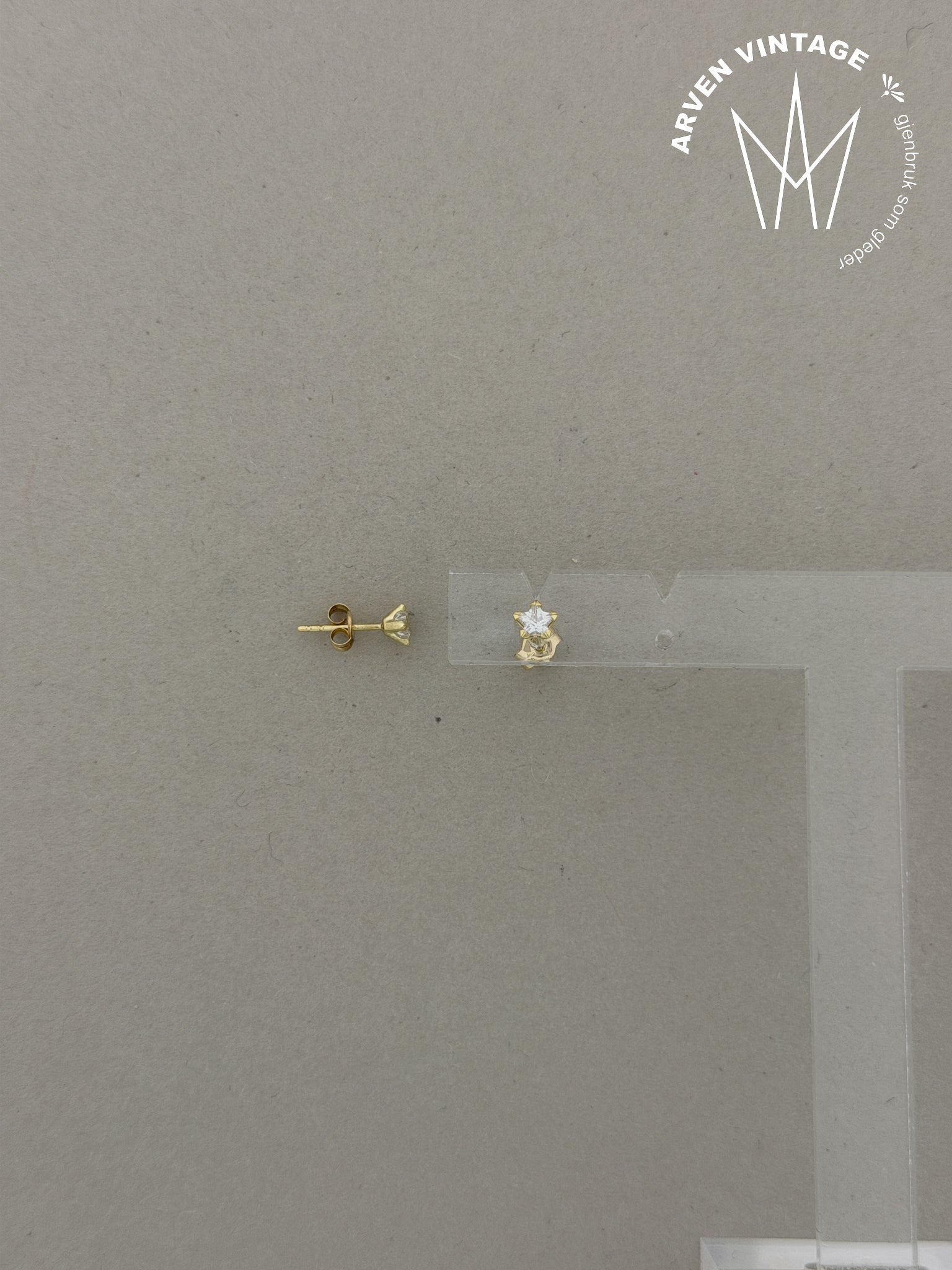 Vintage ørepynt gult gull med blank sten