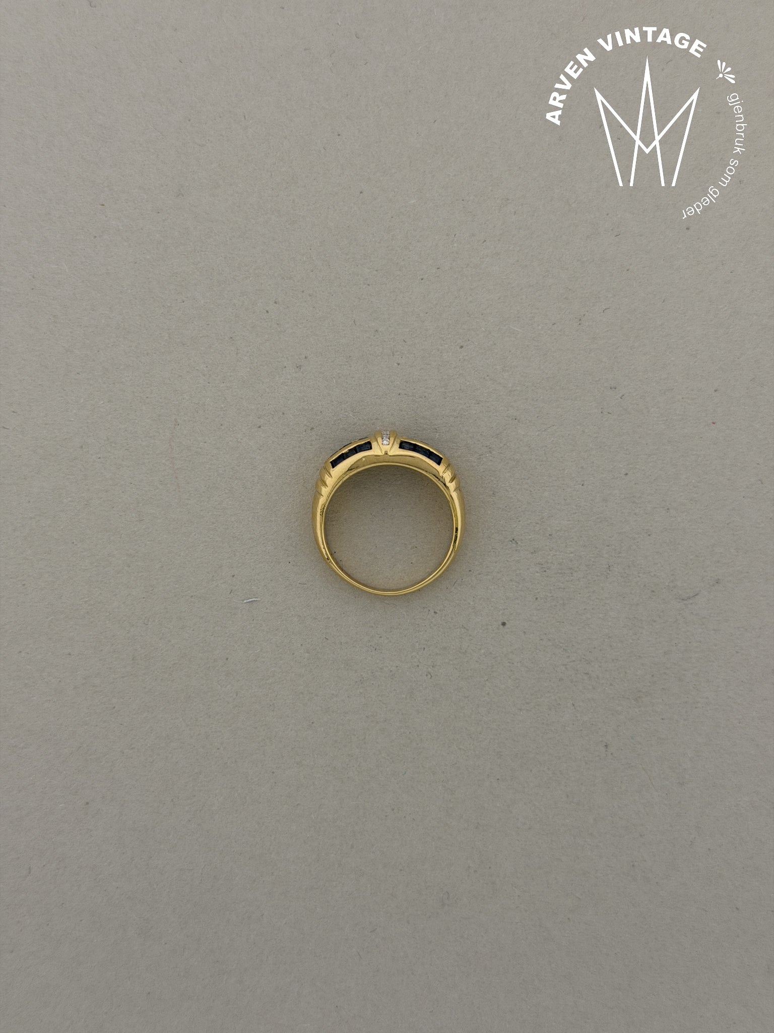 Vintage diamantring 18K gult gull str 53 med blå stener