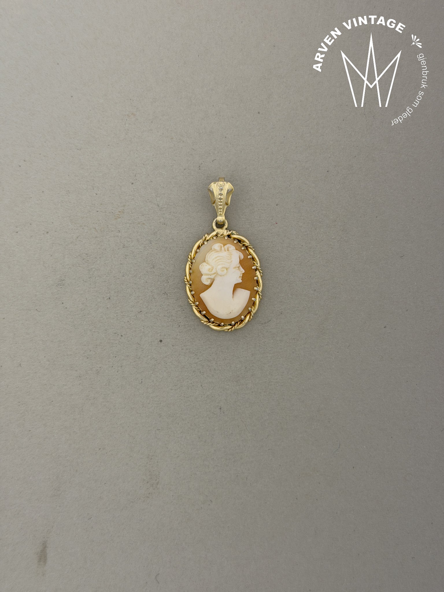 Vintage sølvanheng med kamè