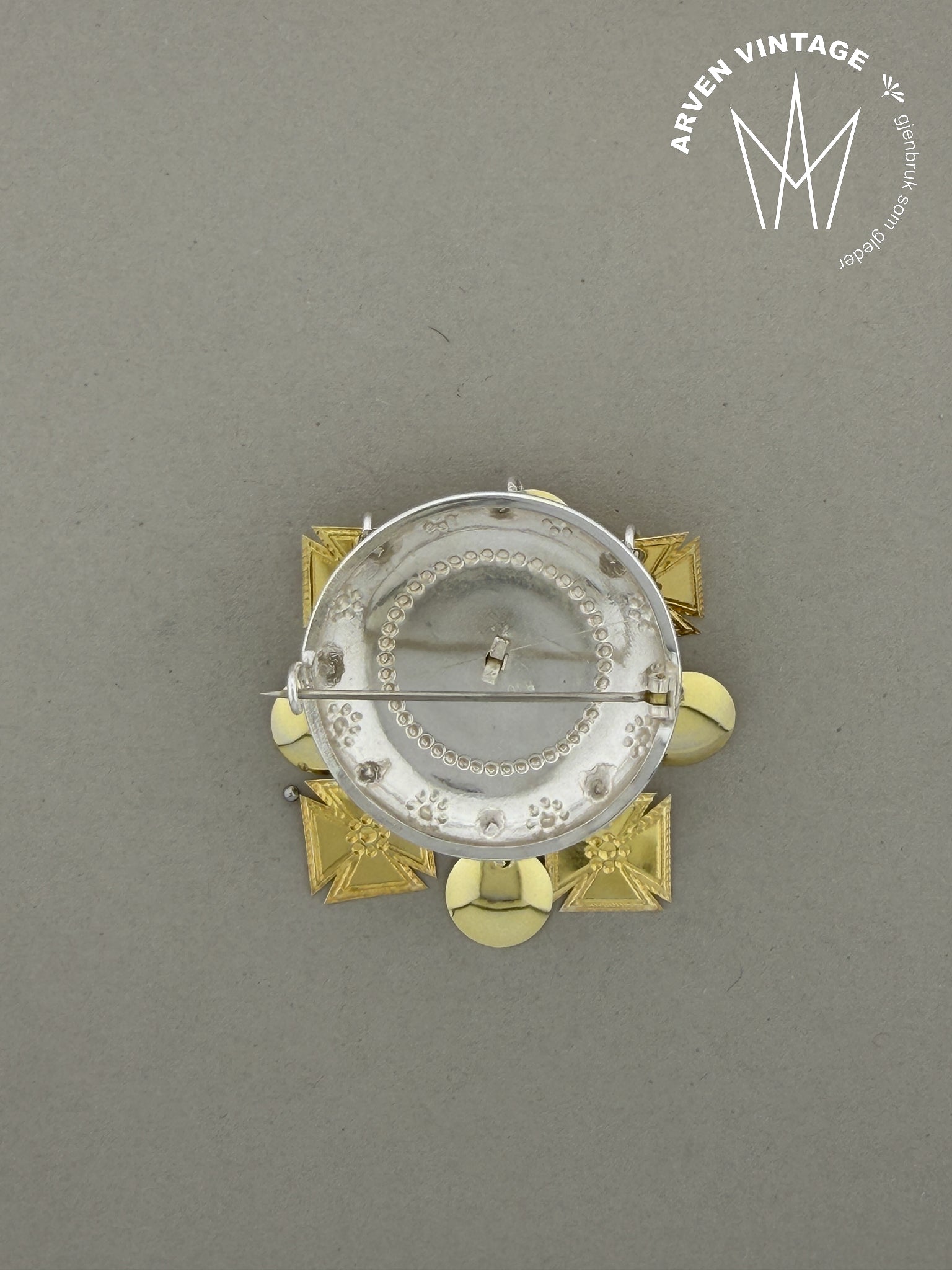 Vintage sølje med rød stein