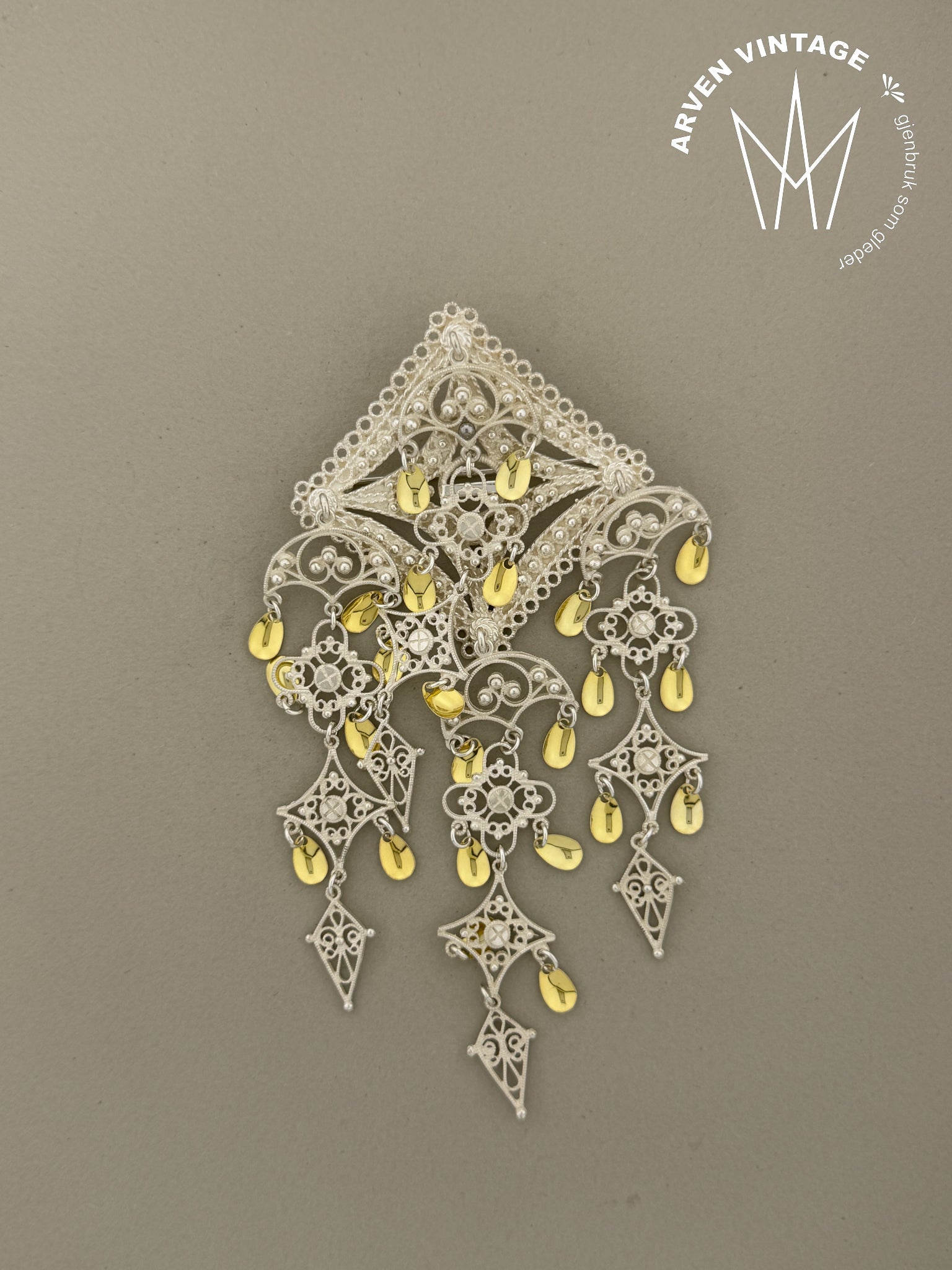 Vintage sølje med forgylte løv Bergensbunad