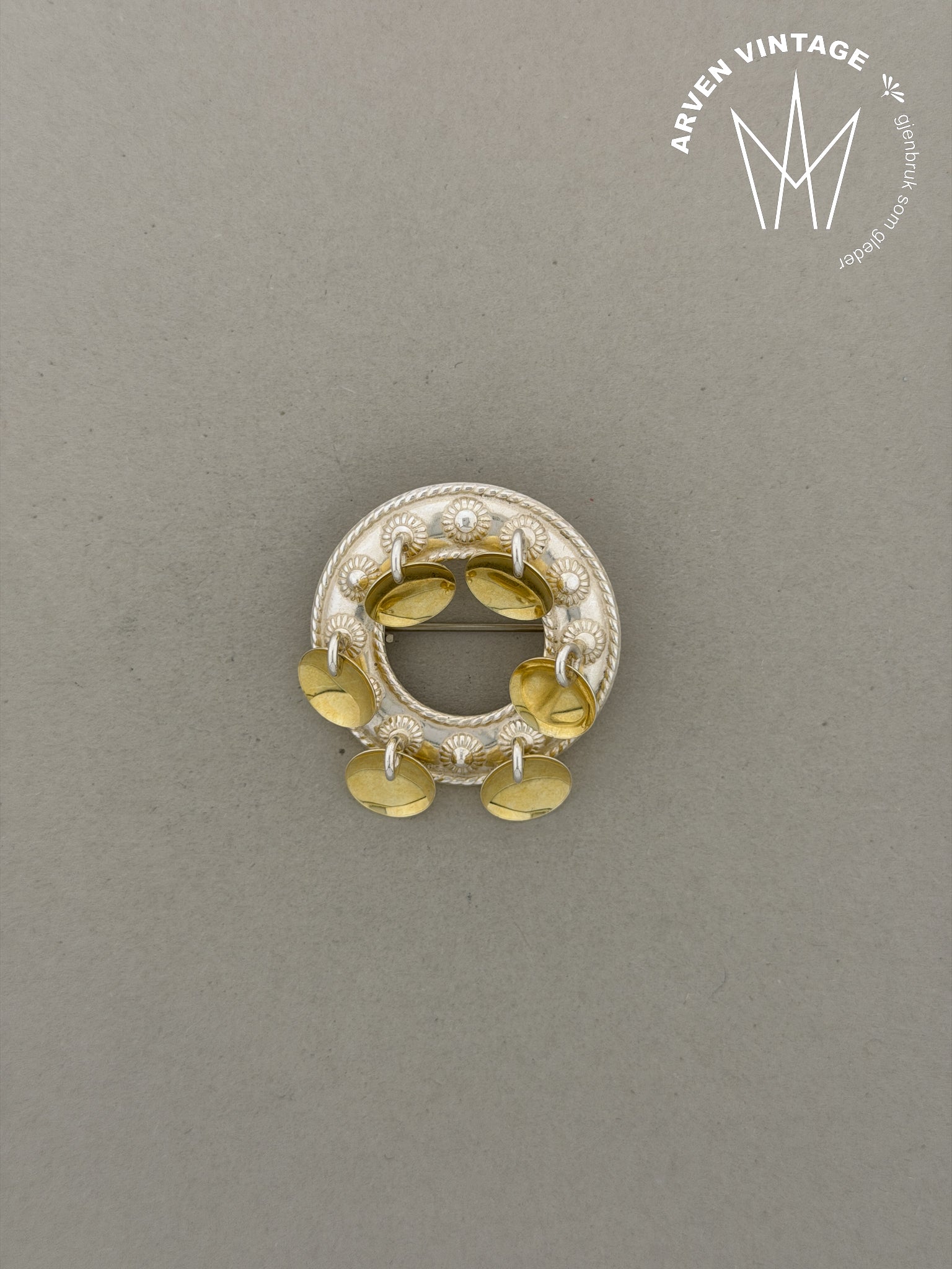 Vintage sølje med forgylte løv