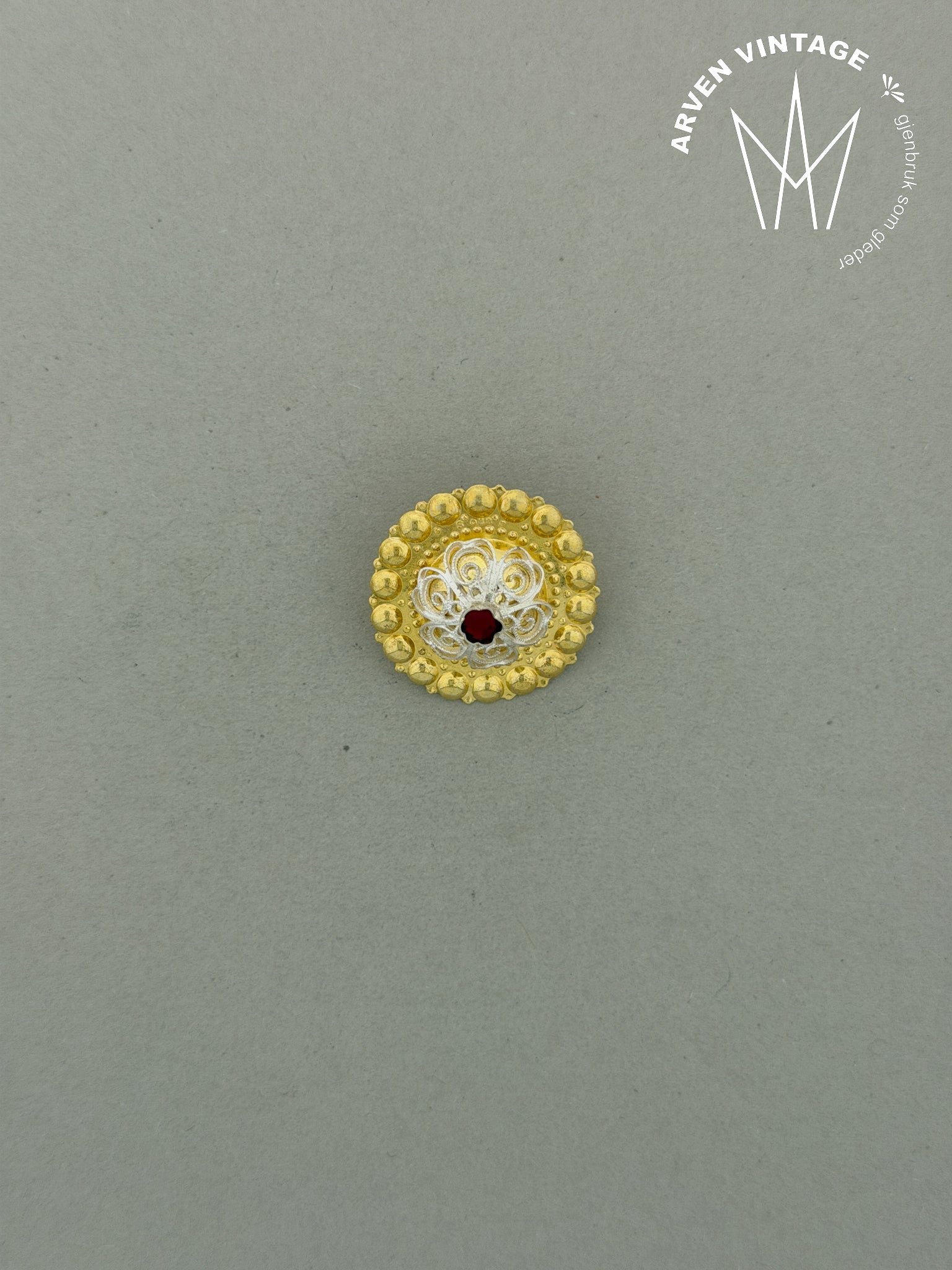 Vintage halssølje med rød stein