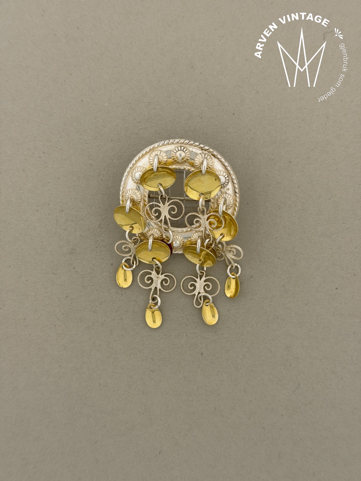 Vintage sølje med forgylte løv