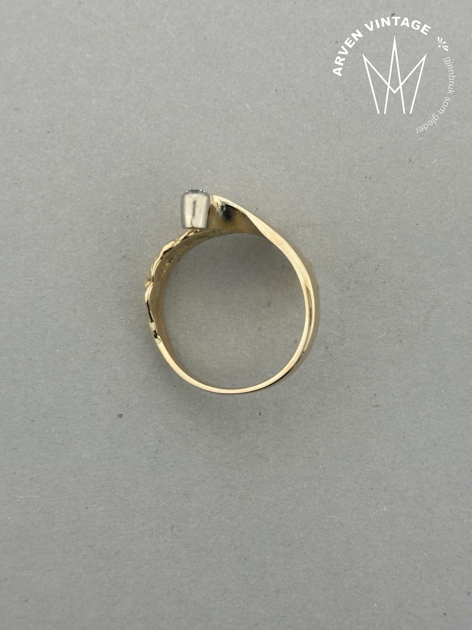 Vintage diamantring i gult gull str53