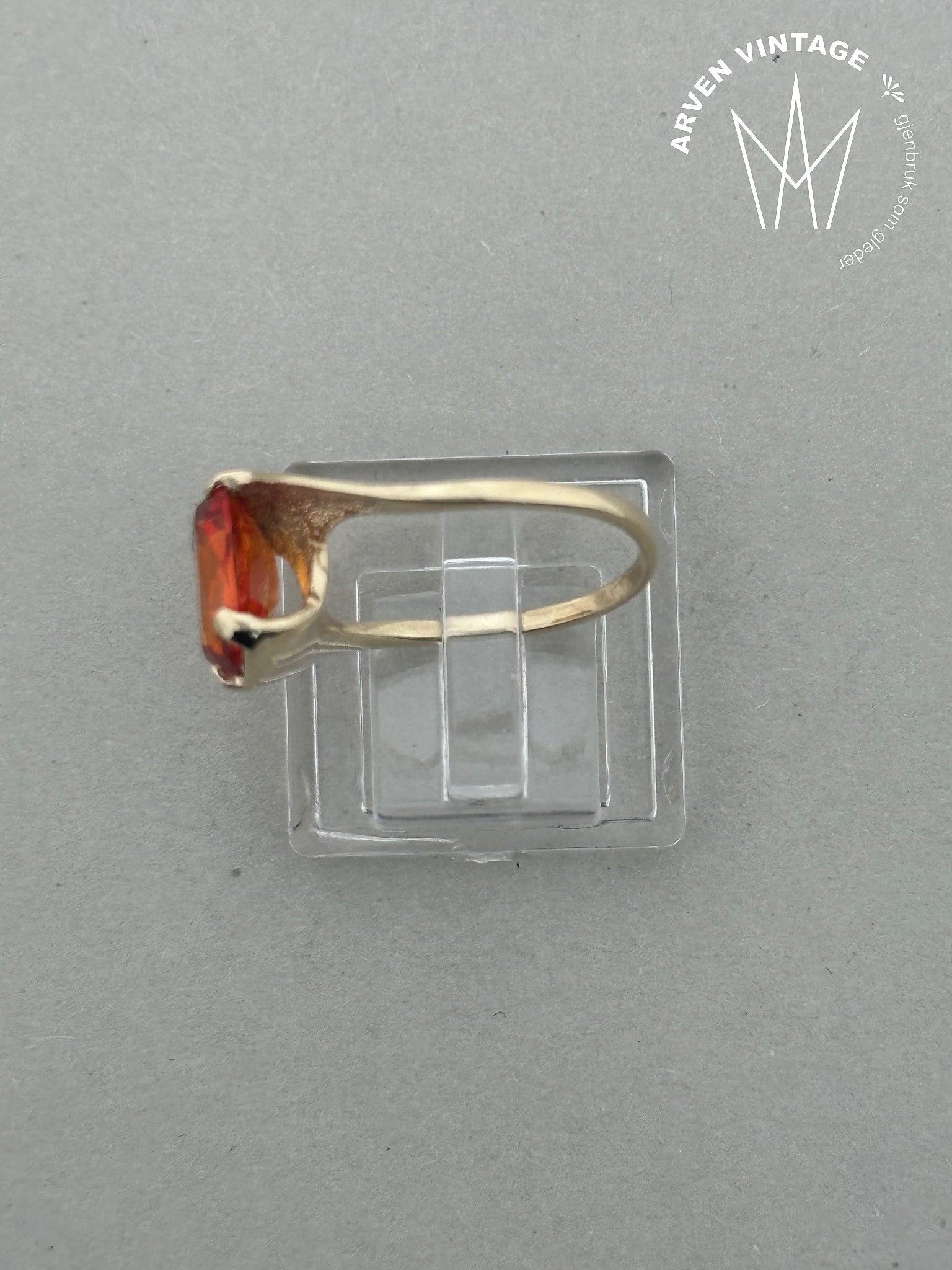 Vintage ring i gult gull med oransje sten str 52