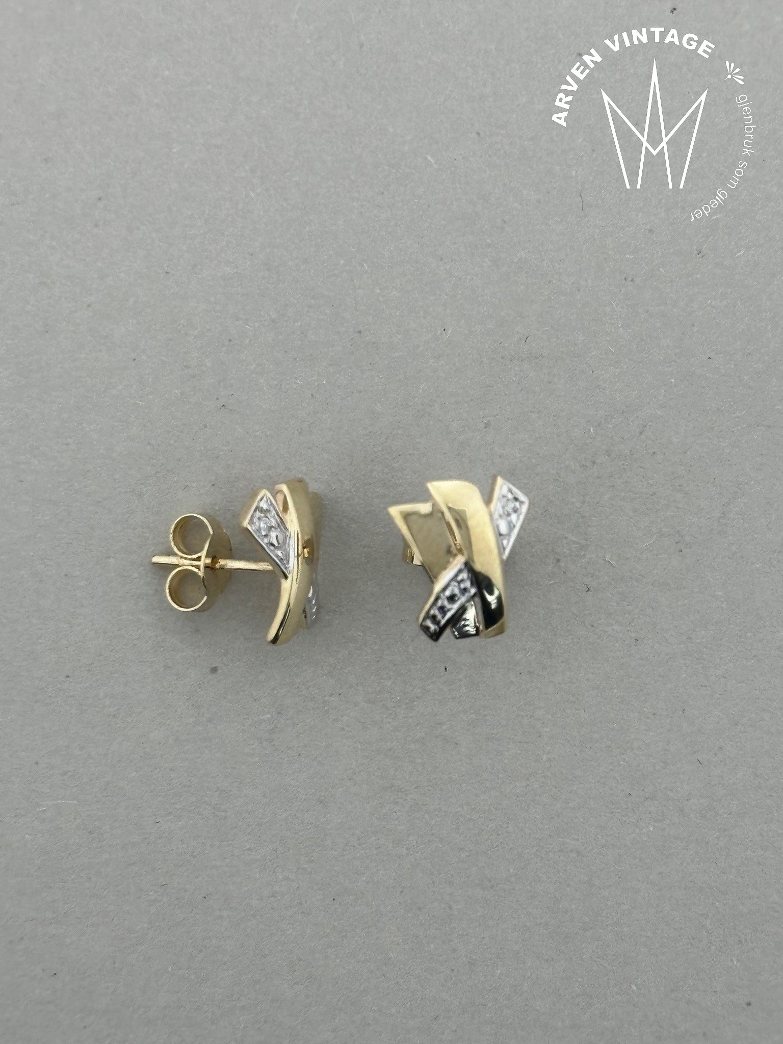 Vintage ørepynt i gult gull