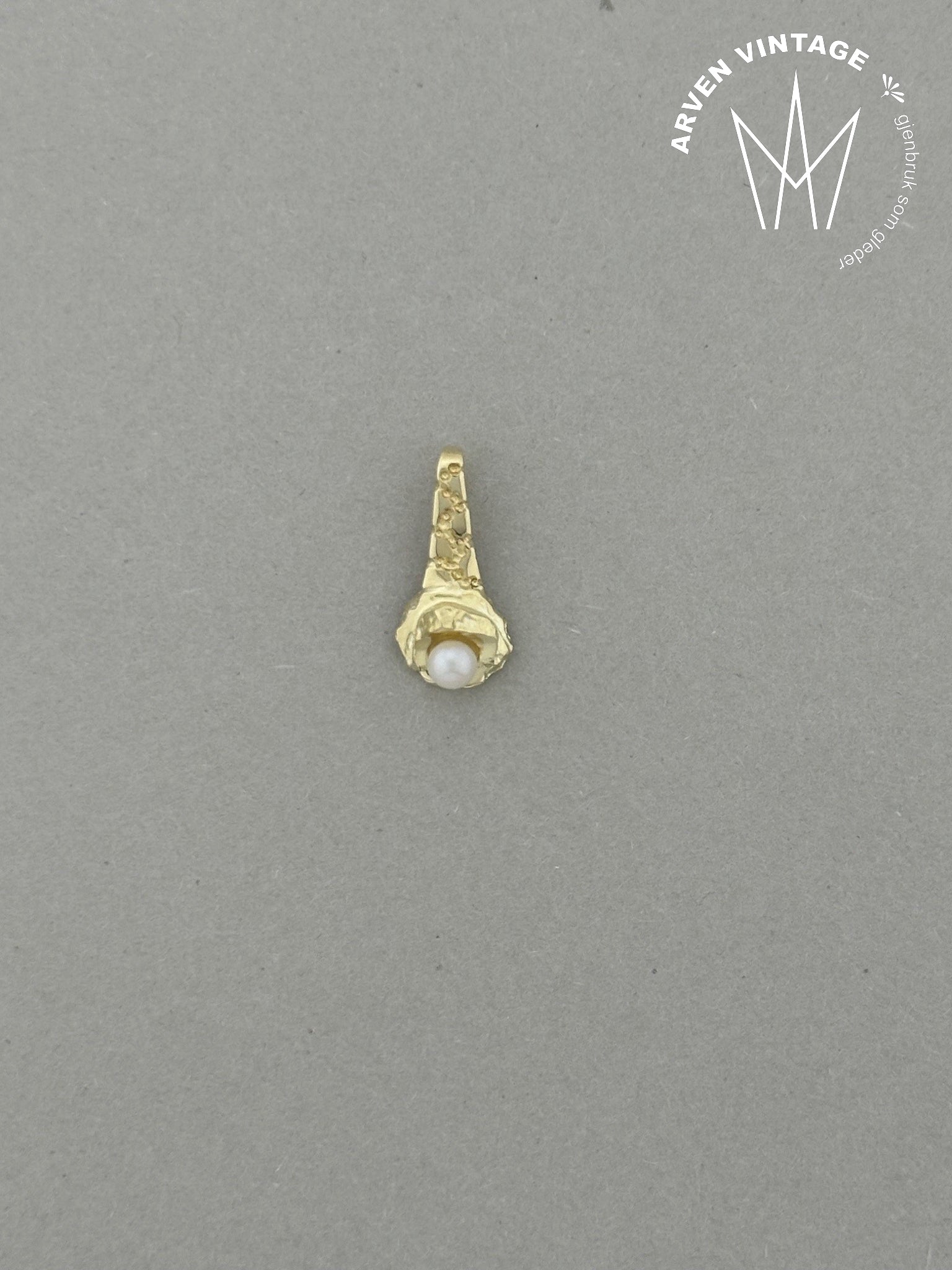 Vintage perleanheng i gult gull