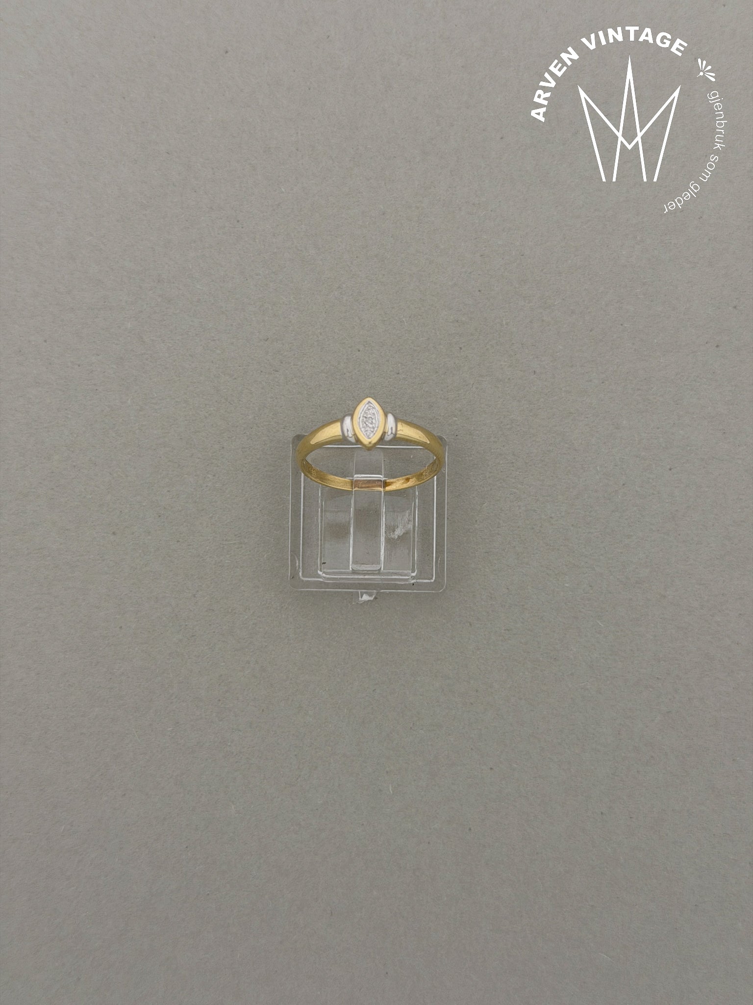 Vintage ring i gult gull med blank sten str54