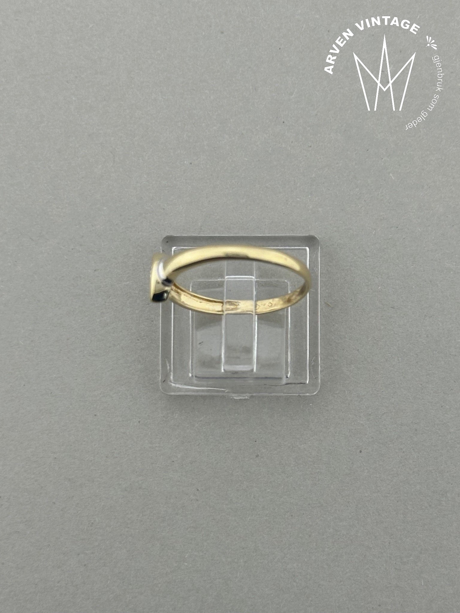 Vintage ring i gult gull med blank sten str54